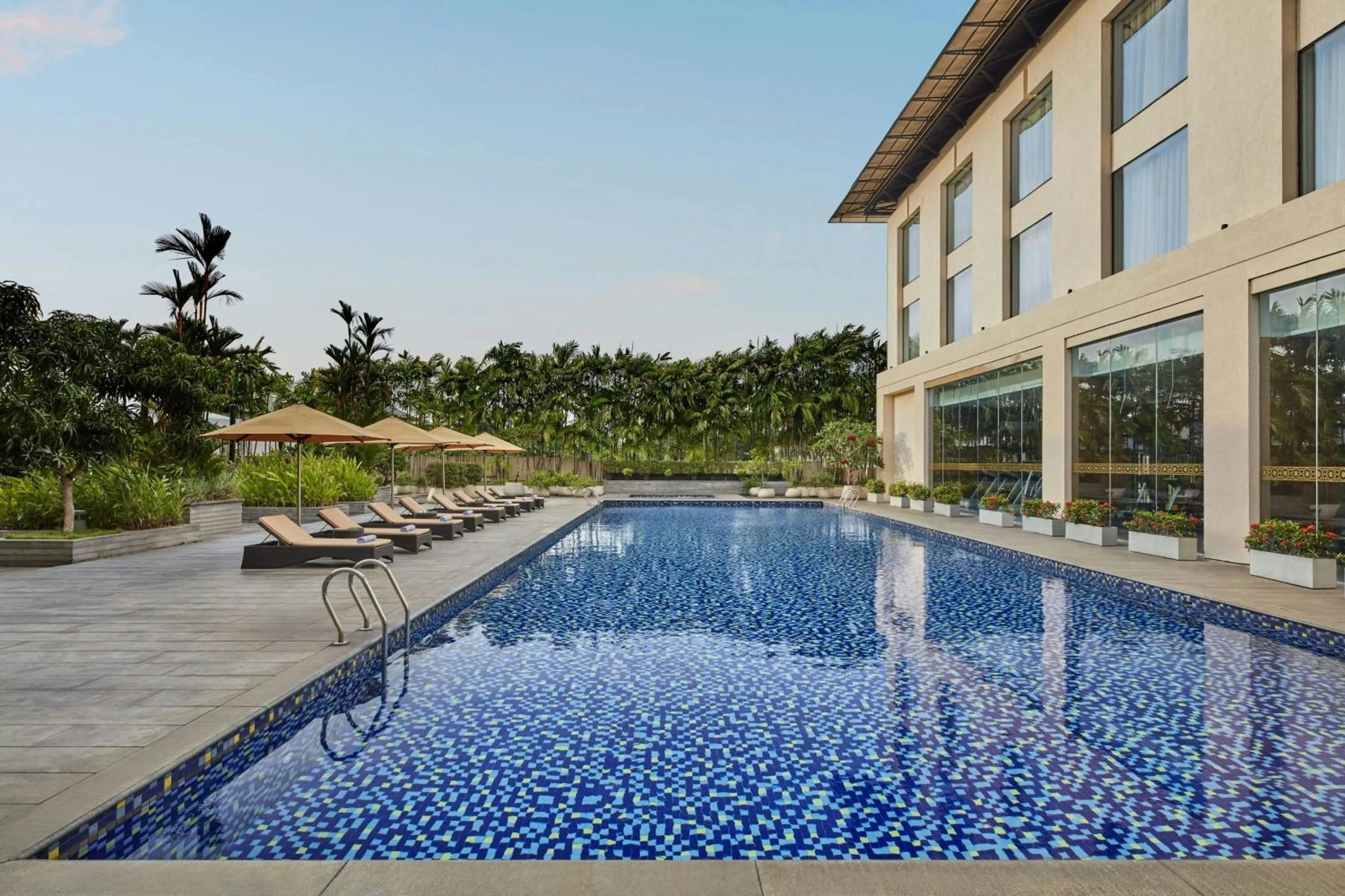 Swimming pool in Courtyard by Marriott Kochi Airport