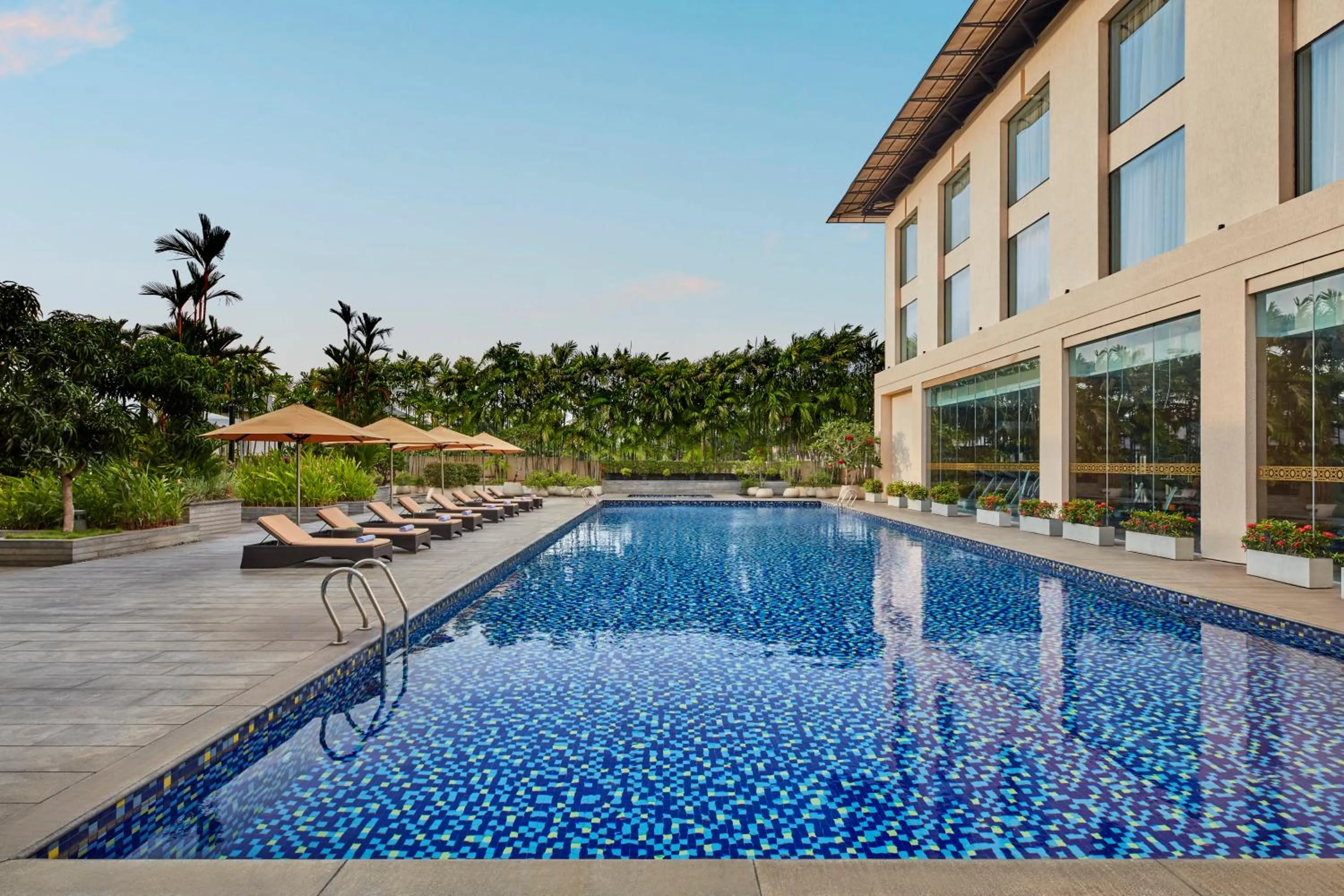 Swimming pool in Courtyard by Marriott Kochi Airport