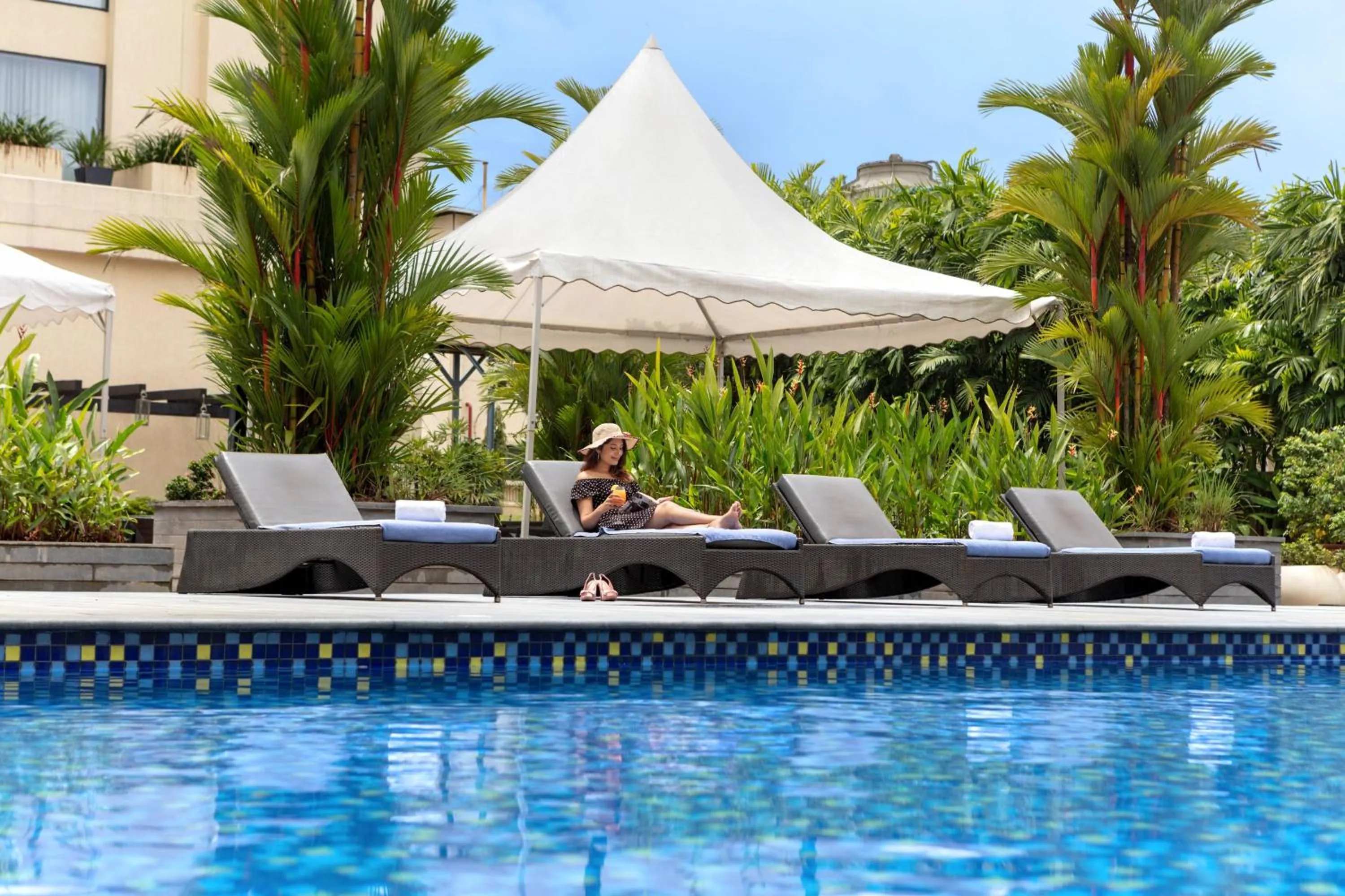 Swimming pool in Courtyard by Marriott Kochi Airport