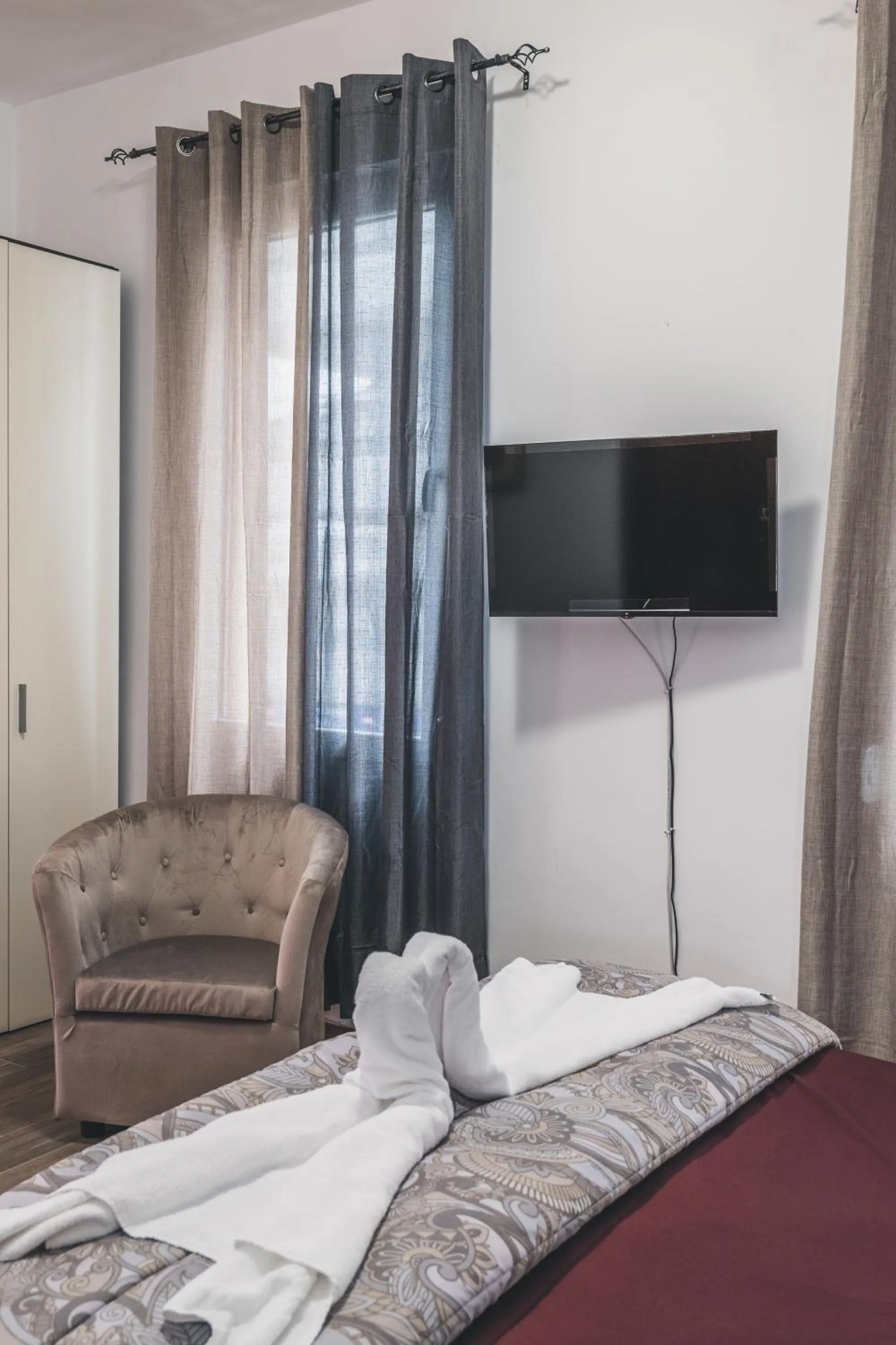 Bulldog Station Apartments with private WC, AC, TV