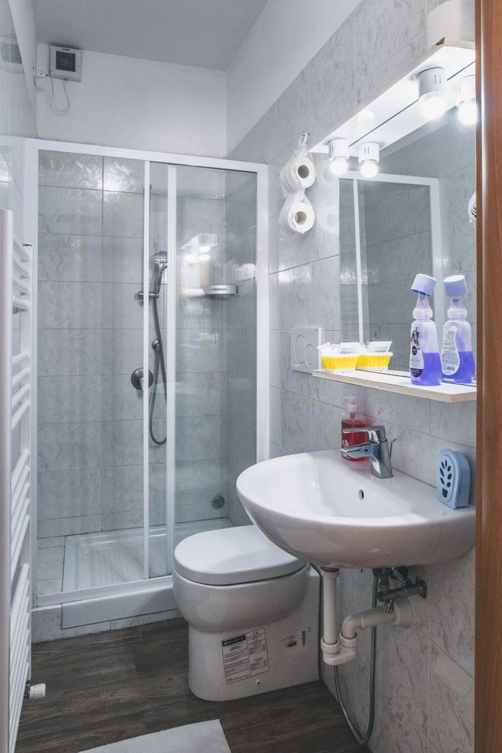 Bulldog Station Apartments with private WC, AC, TV