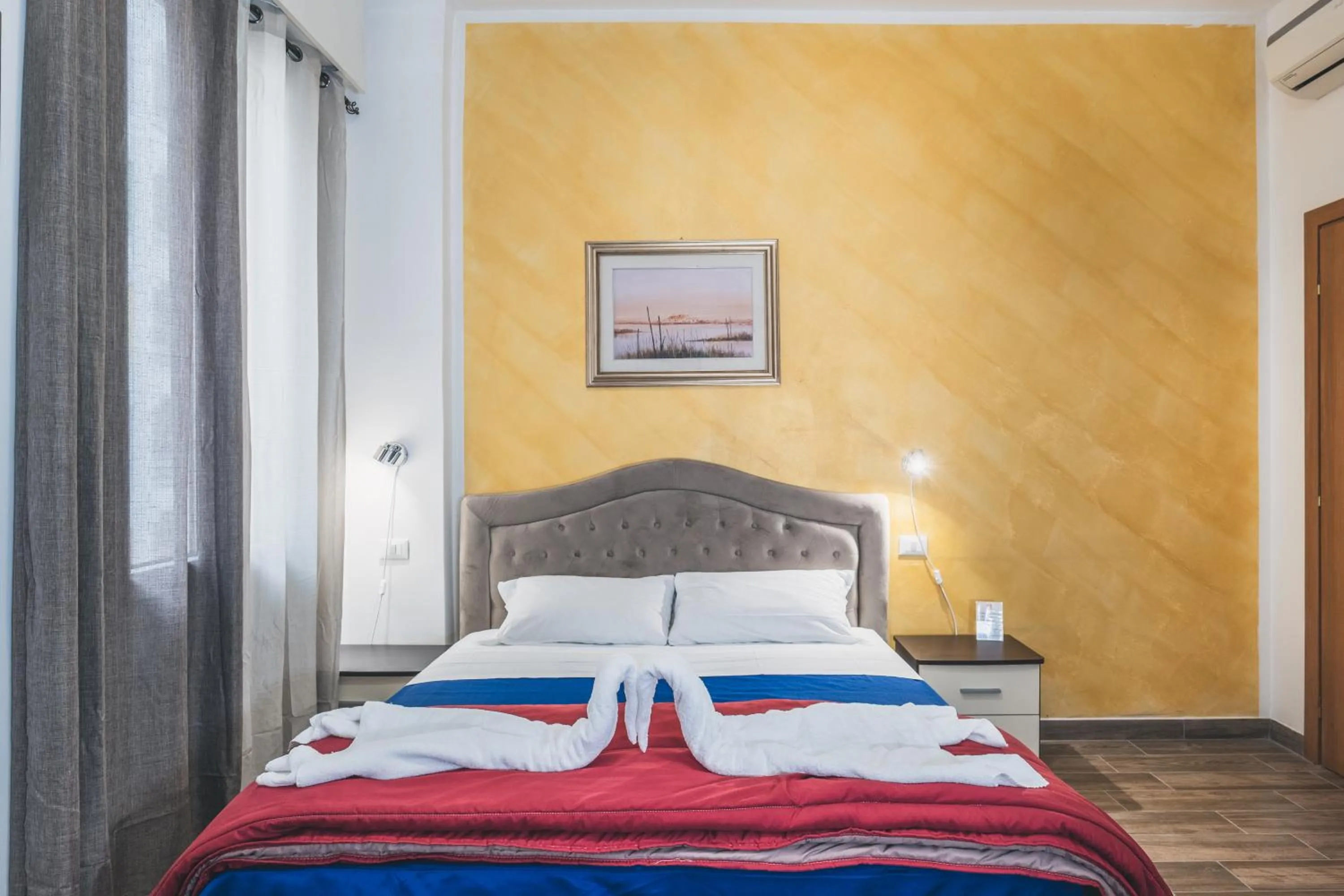 Bulldog Station Apartments with private WC, AC, TV