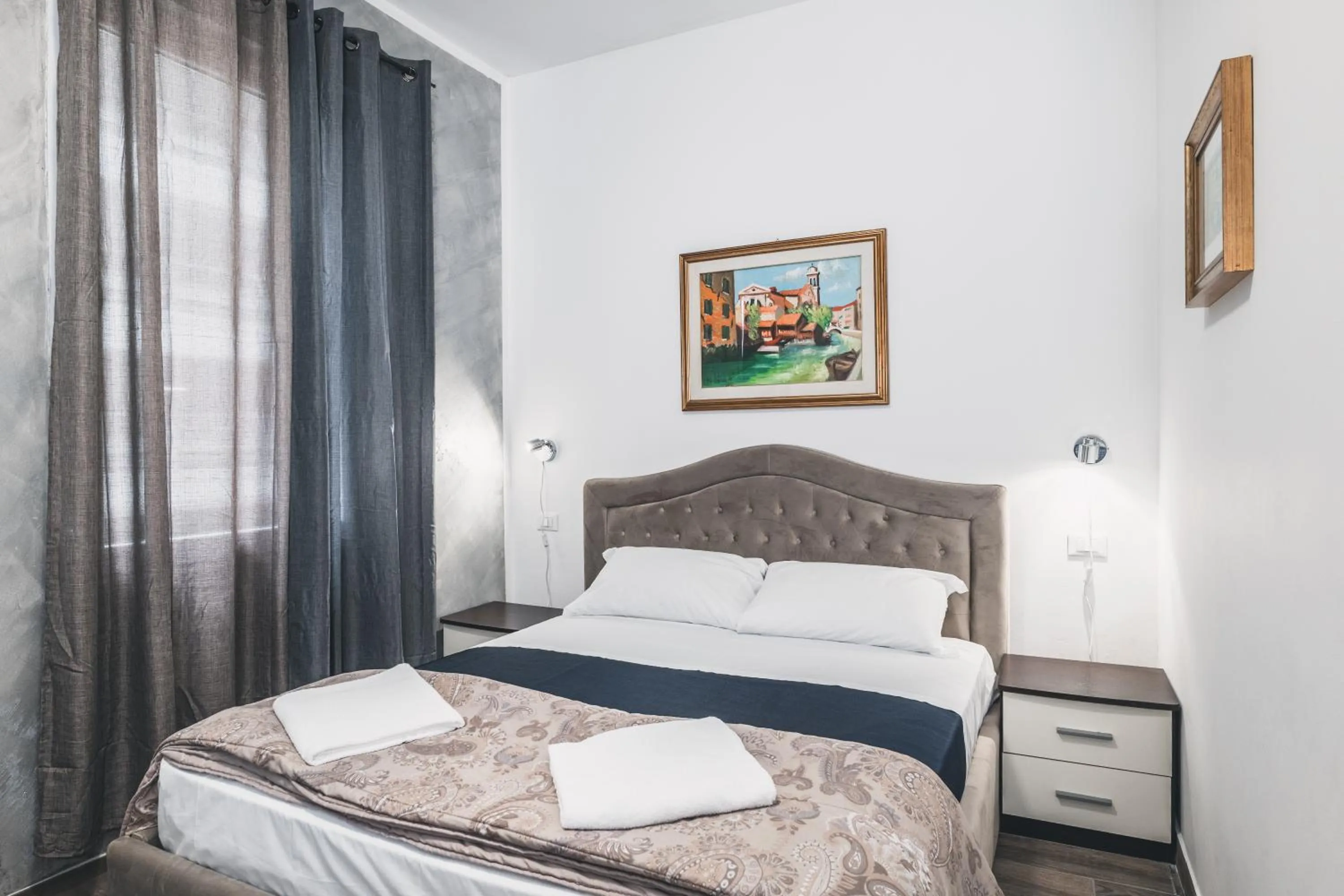 Bulldog Station Apartments with private WC, AC, TV