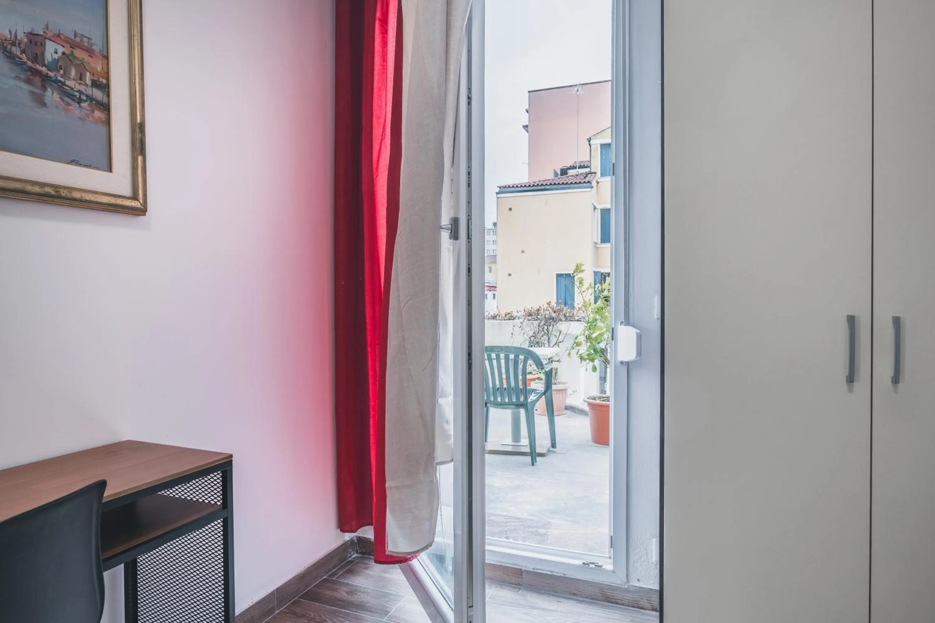 Bulldog Station Apartments with private WC, AC, TV