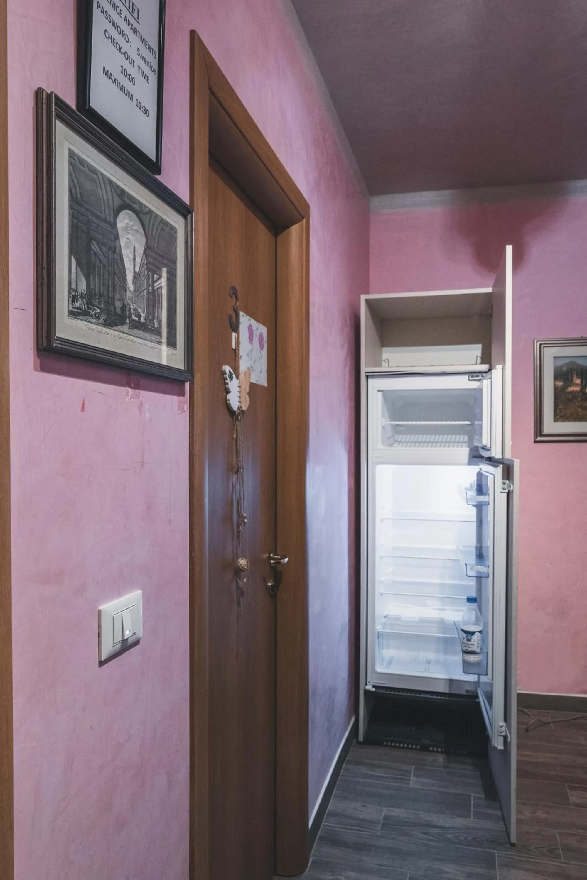 Bulldog Station Apartments with private WC, AC, TV