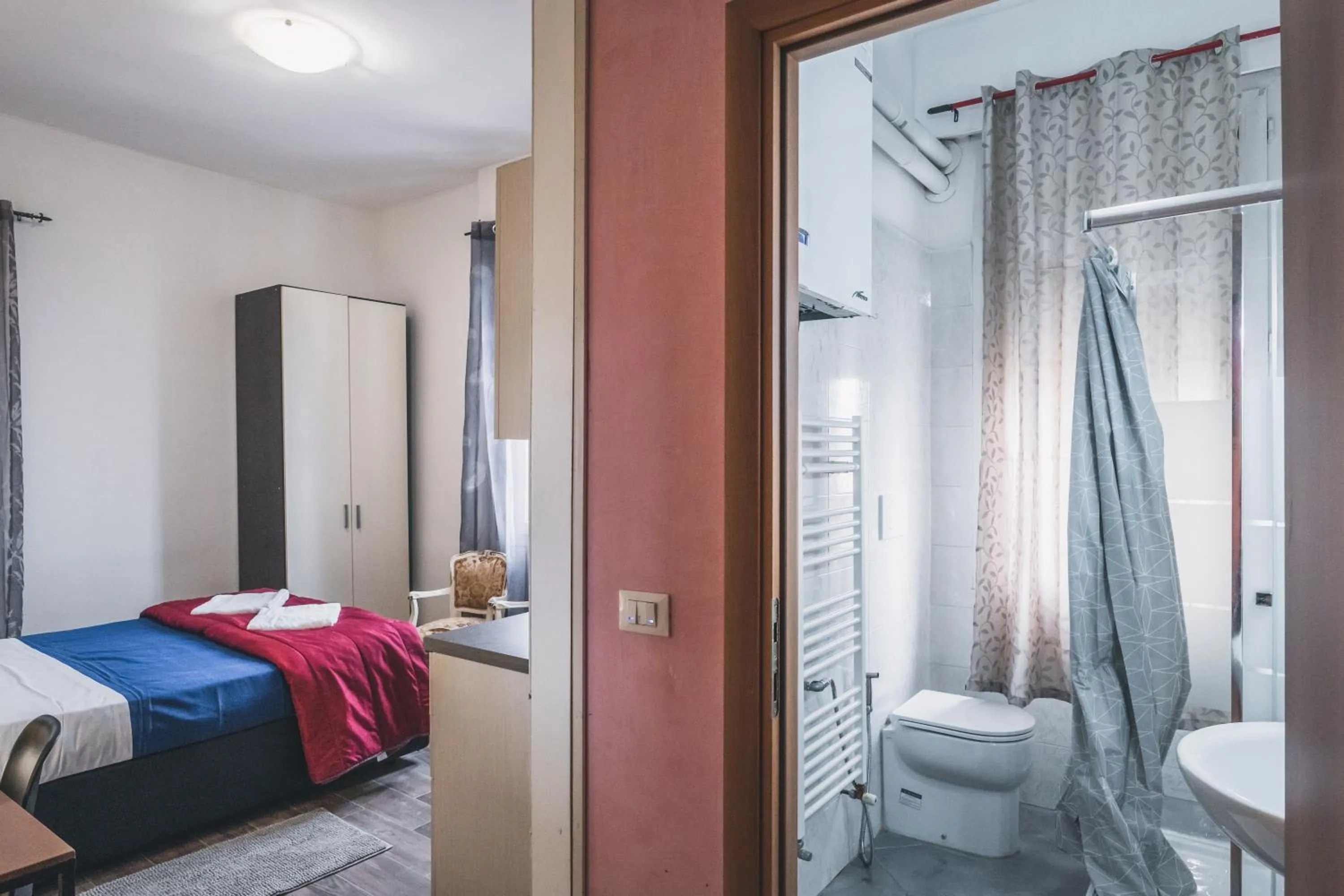 Bulldog Station Apartments with private WC, AC, TV