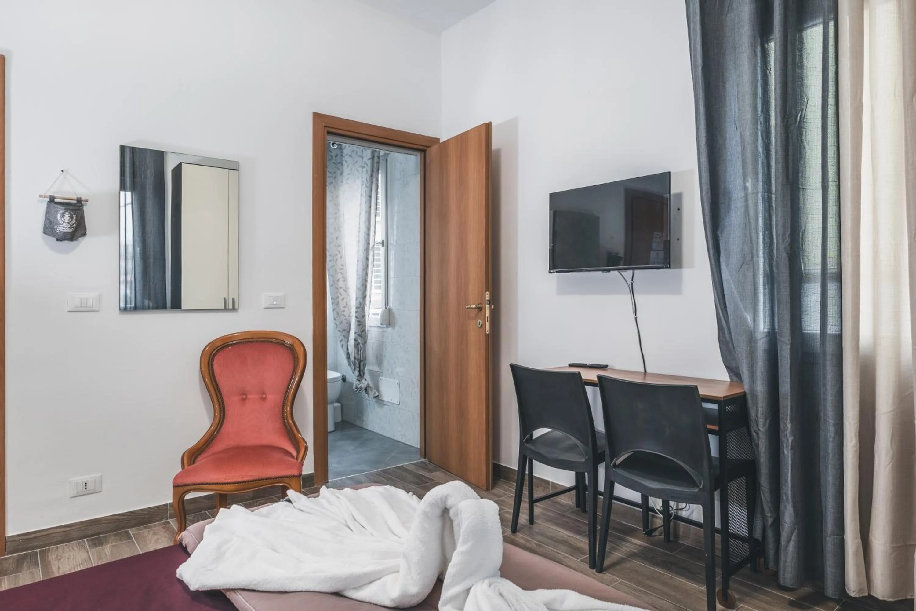 Bulldog Station Apartments with private WC, AC, TV