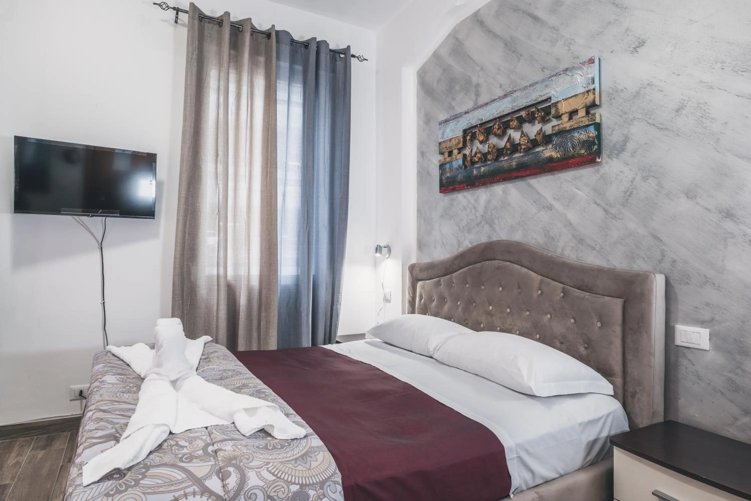 Bulldog Station Apartments with private WC, AC, TV