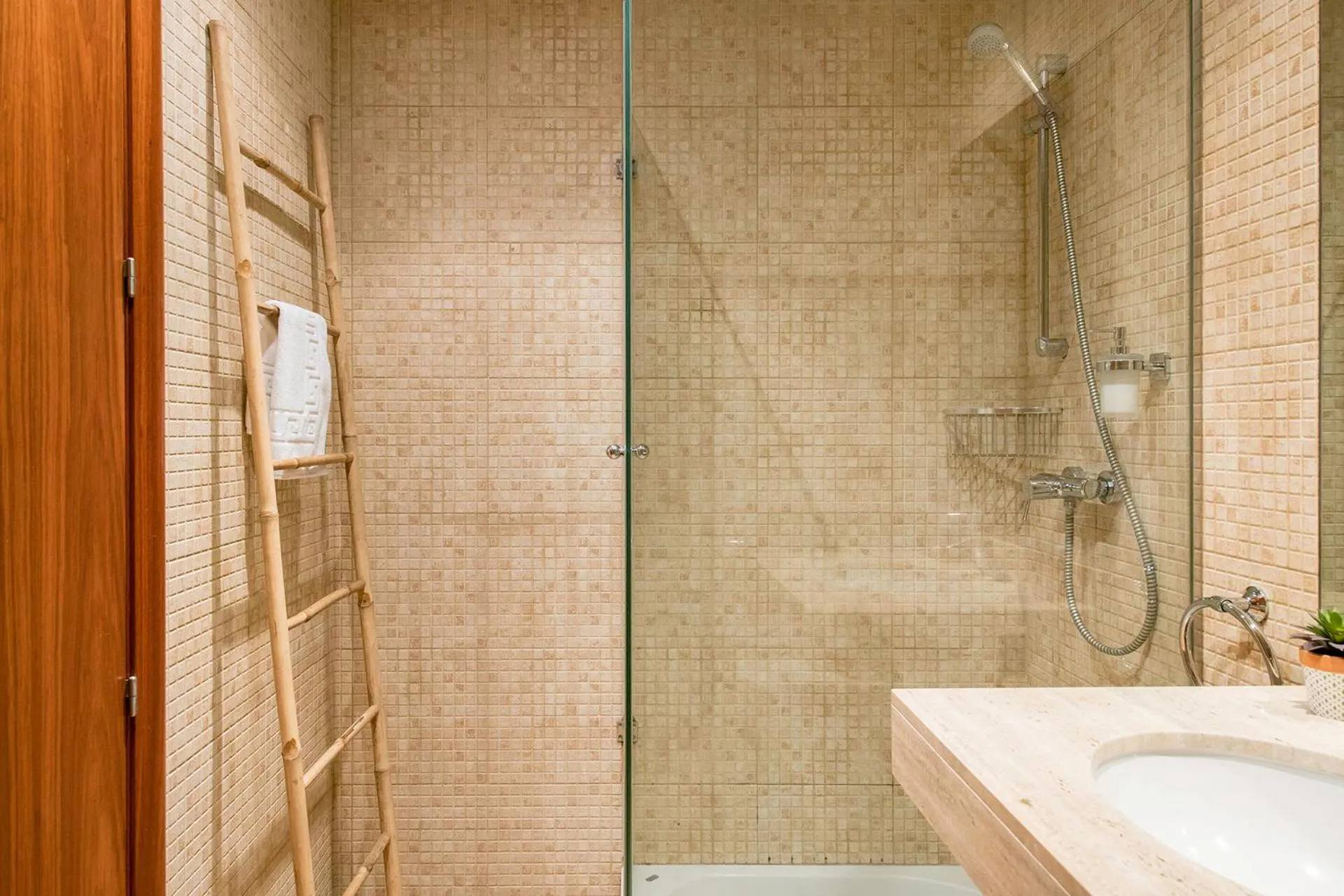 Bathroom in UP ROOMS BANYOLES