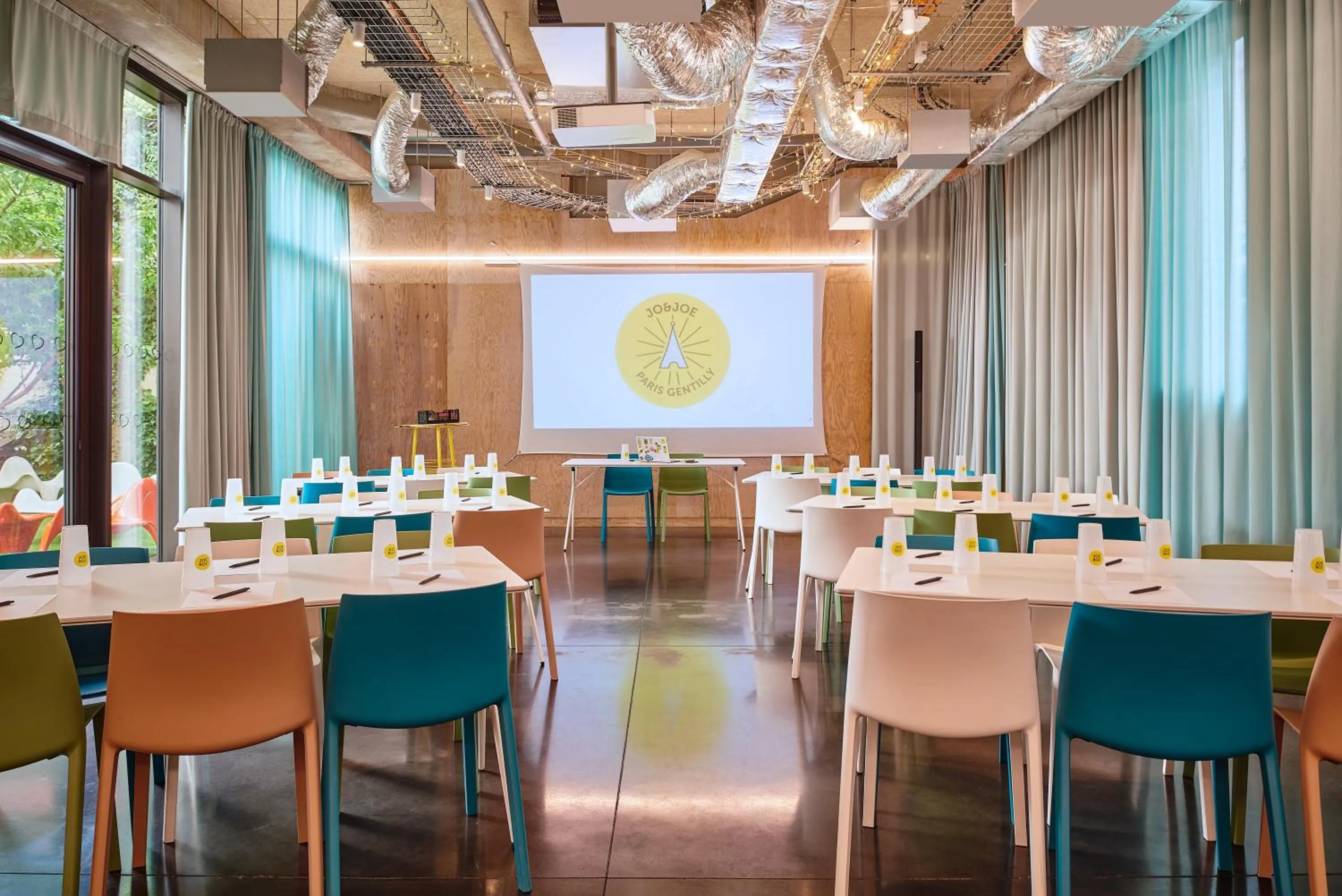 Meeting/conference room in JO&JOE Paris Gentilly - Auberge de Jeunesse