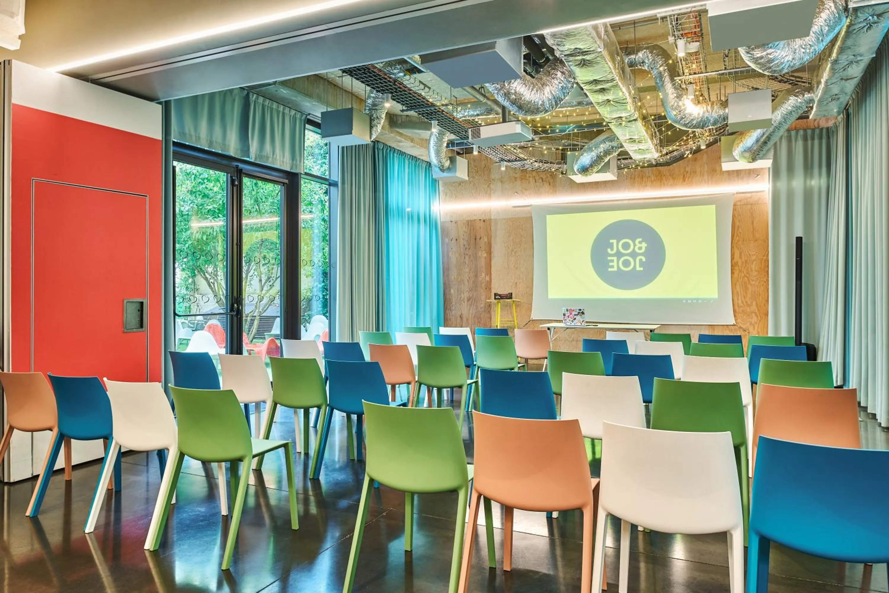 Meeting/conference room in JO&JOE Paris Gentilly - Auberge de Jeunesse