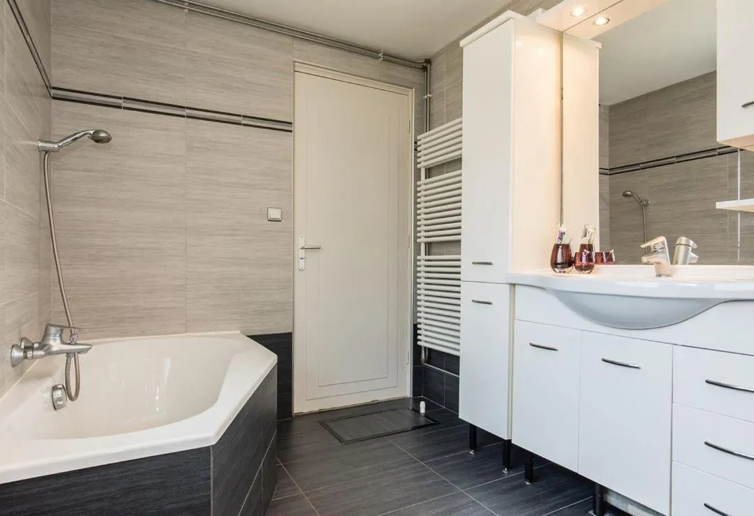 Shower in Westerschelde B&B