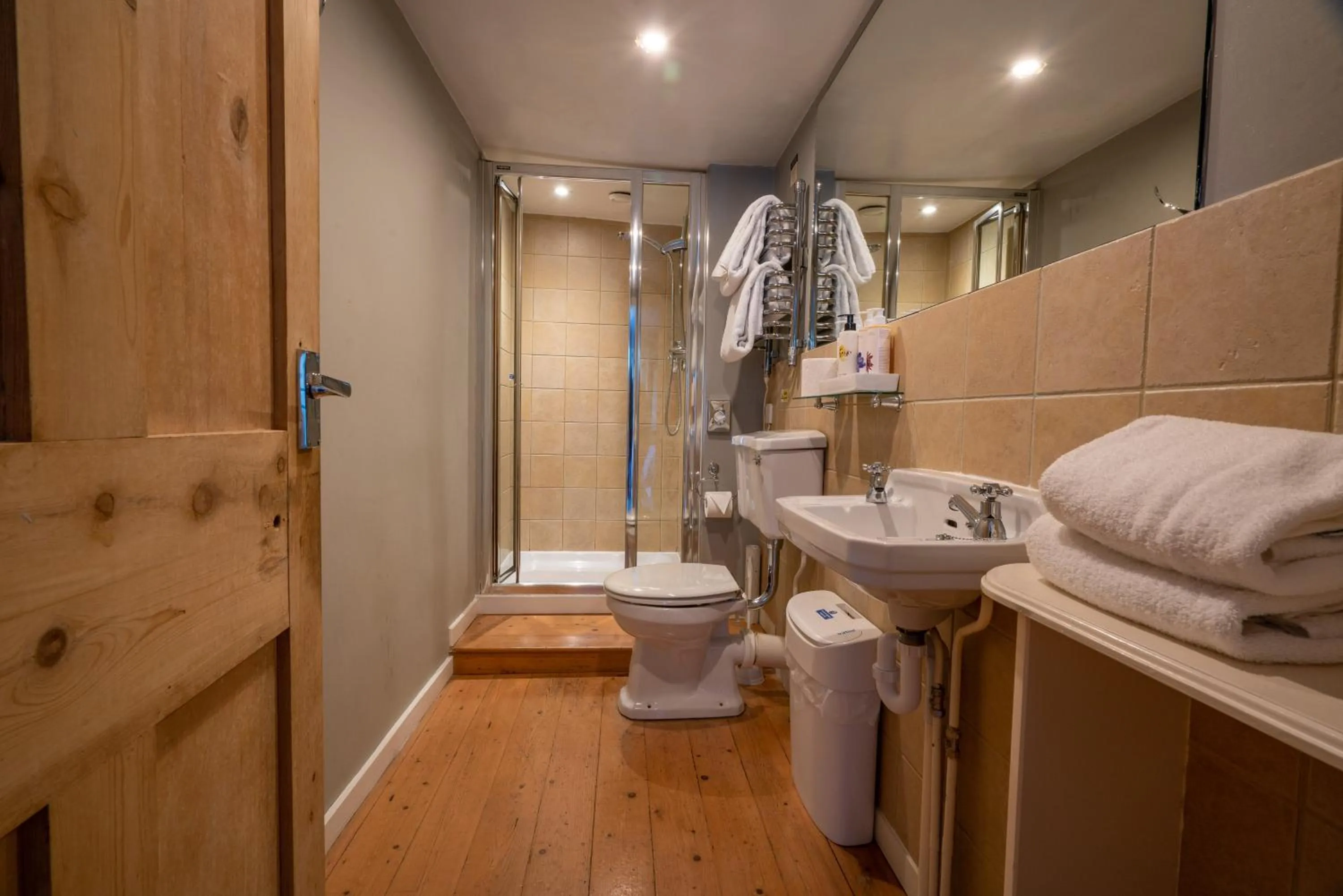 Shower in The Royal Oak Inn