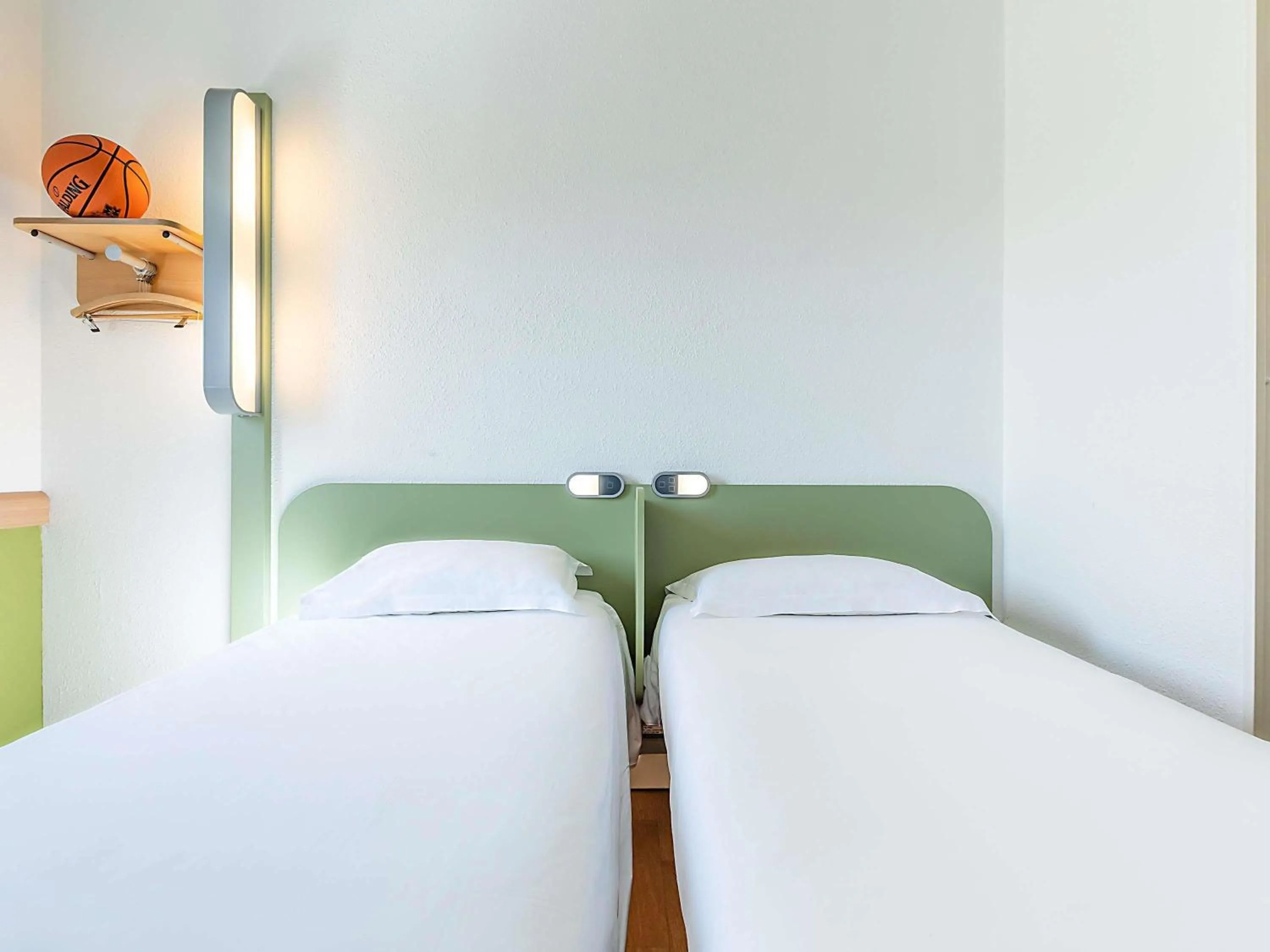 Bedroom, Bed in Hotel ibis Budget Porto Gaia