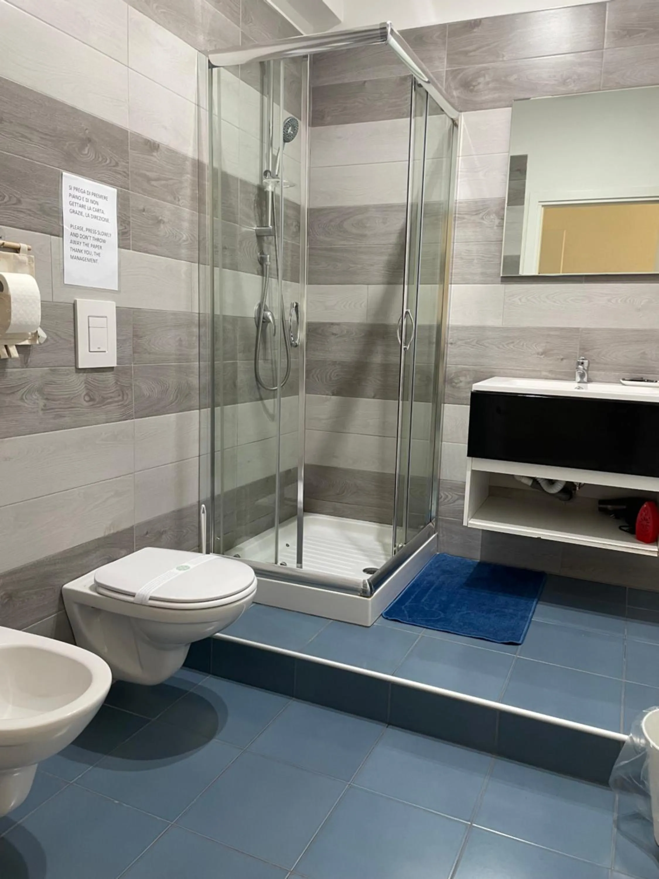 Shower in B&B LE COCCINELLE