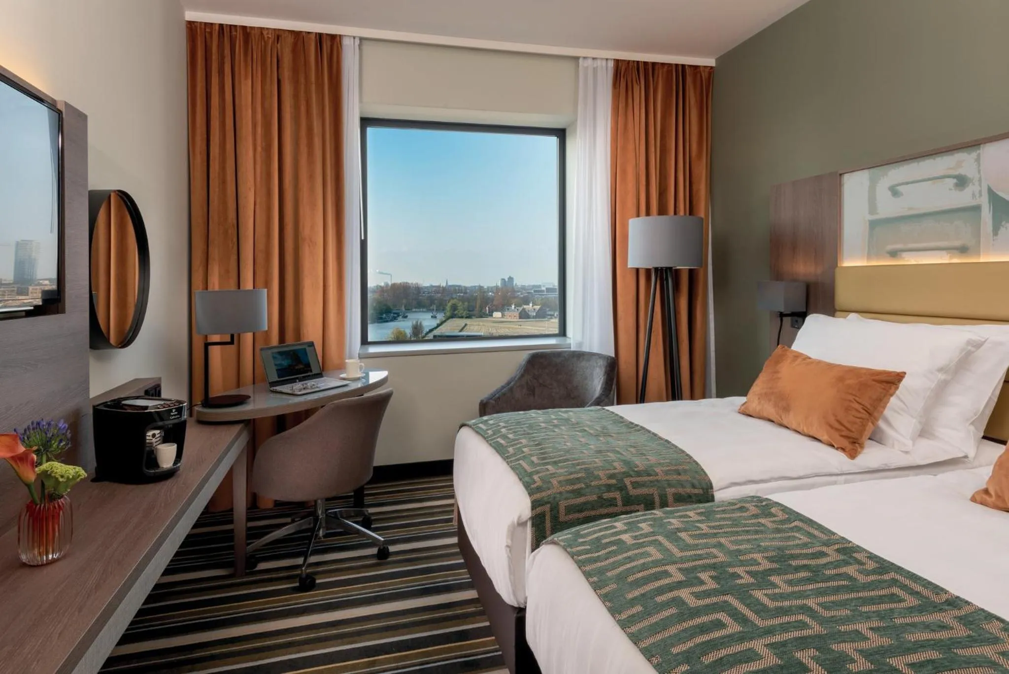 Facade/entrance, Bed in Leonardo Royal Hotel Amsterdam