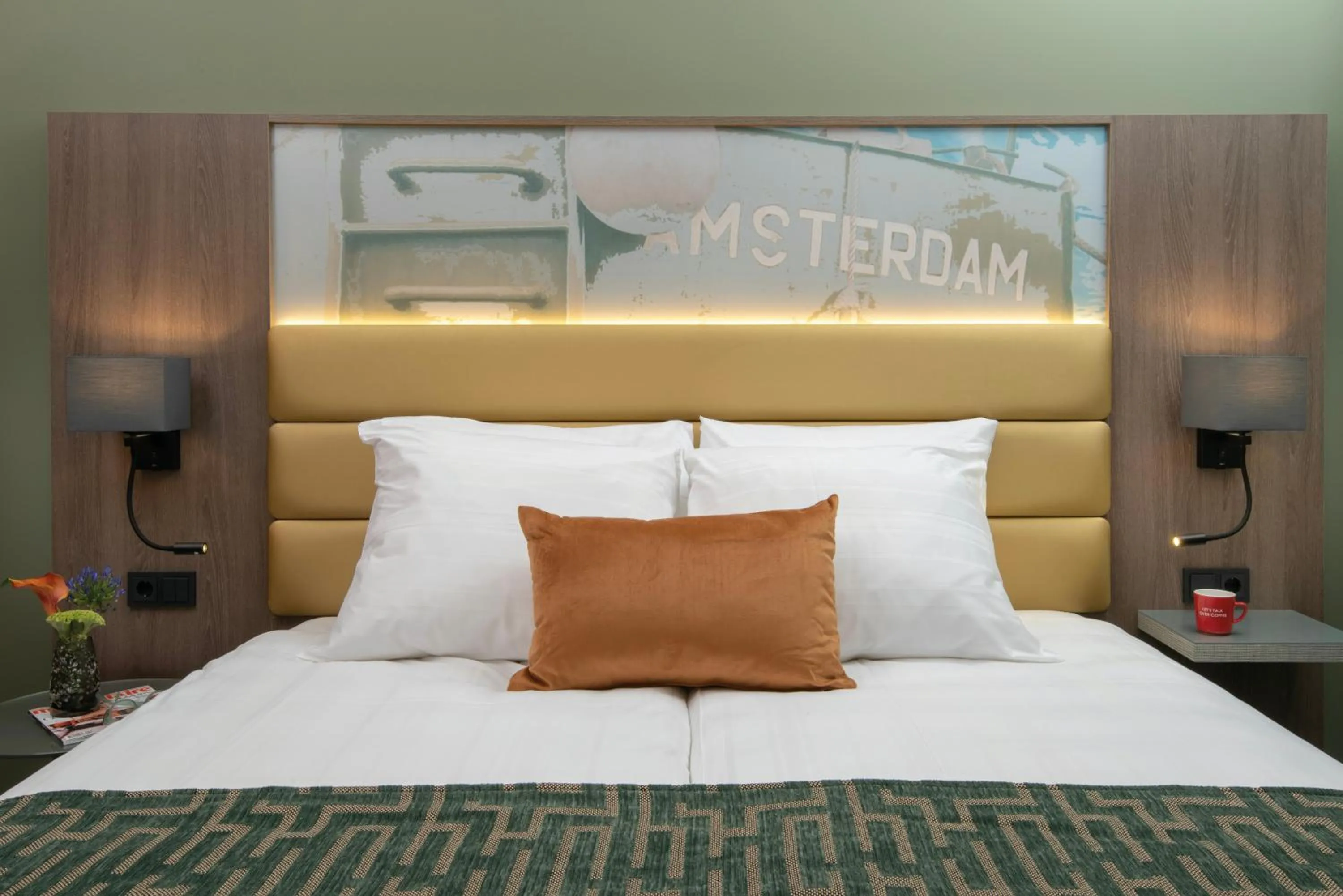 Facade/entrance, Bed in Leonardo Royal Hotel Amsterdam