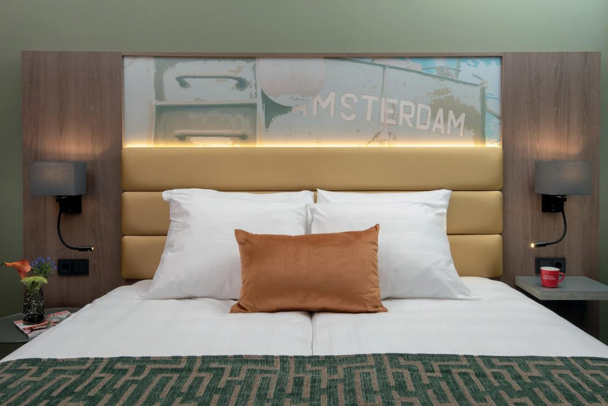 Facade/entrance, Bed in Leonardo Royal Hotel Amsterdam