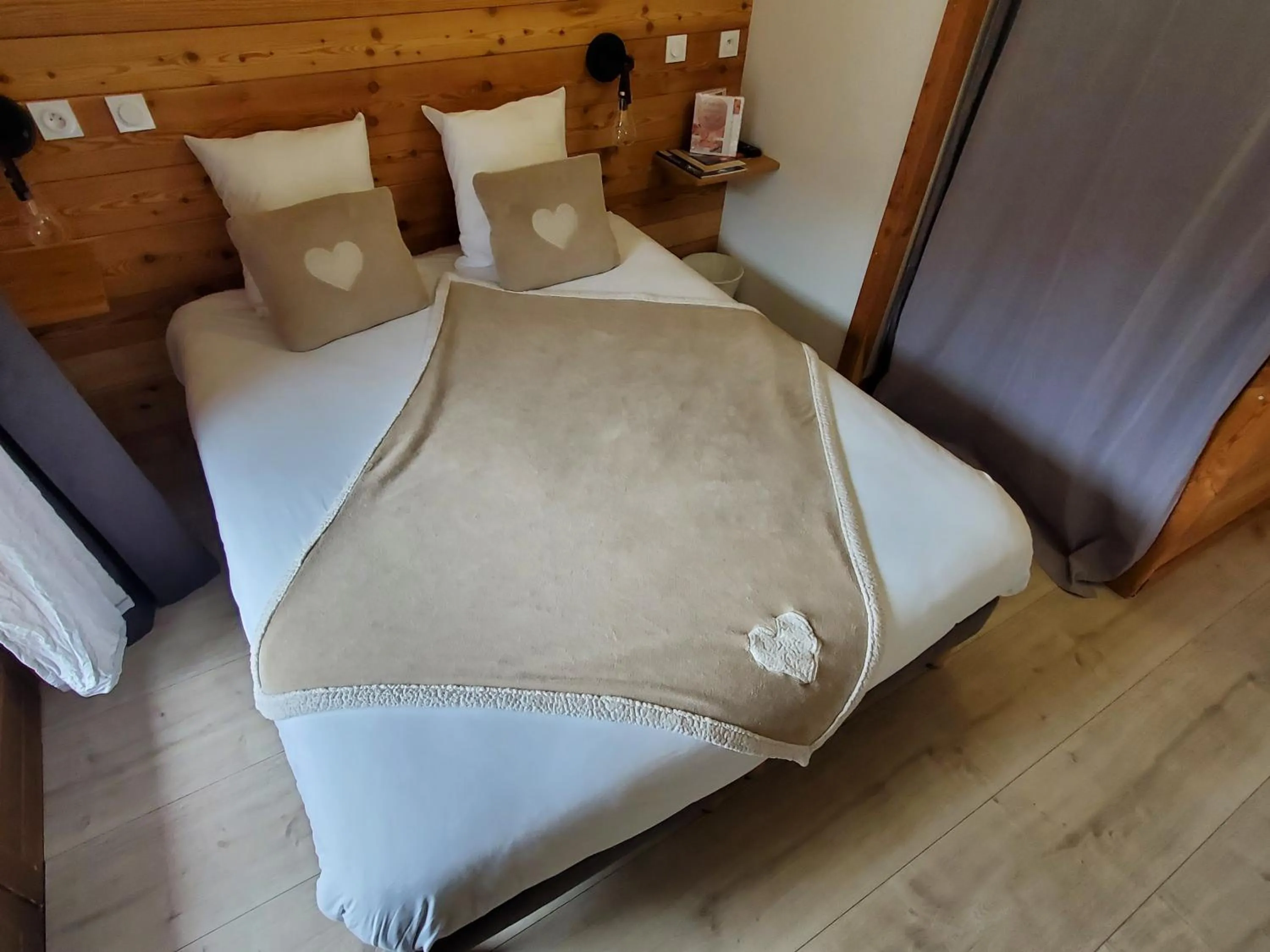 Bedroom, Bed in Hôtel L'Echaillon