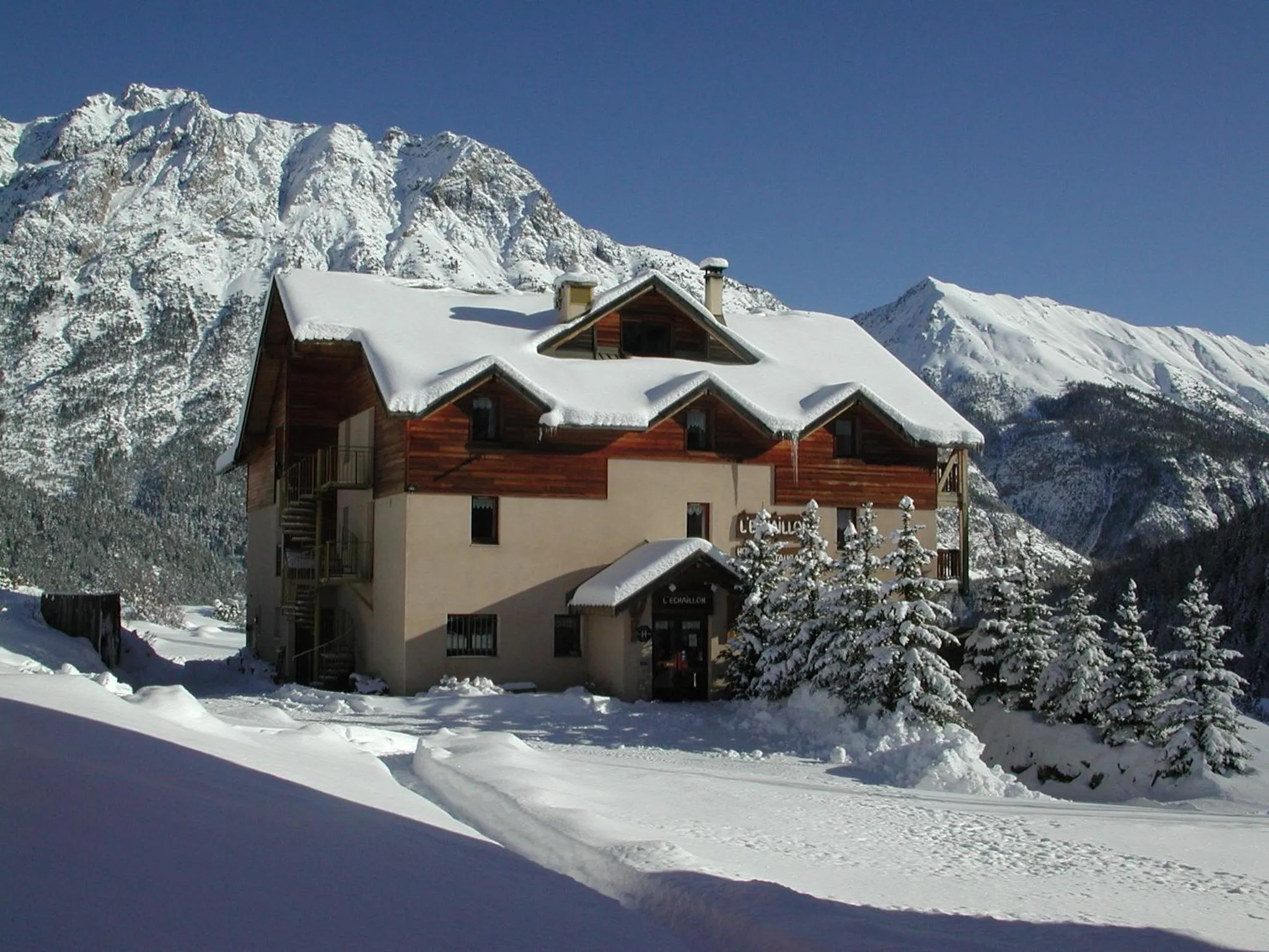 Facade/entrance in Hôtel L'Echaillon