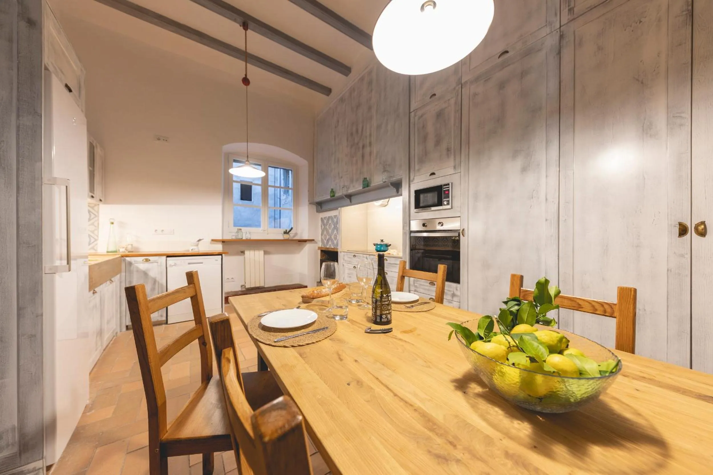 Kitchen or kitchenette in Bravissimo Plaça del Vi, Authentic Historic Apartment