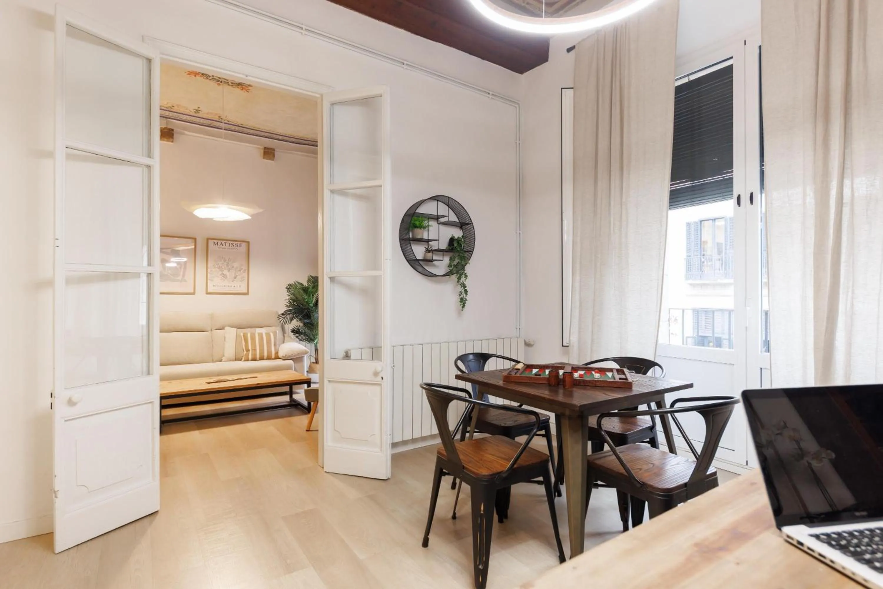 Dining area, Bed in Bravissimo Plaça del Vi, Authentic Historic Apartment