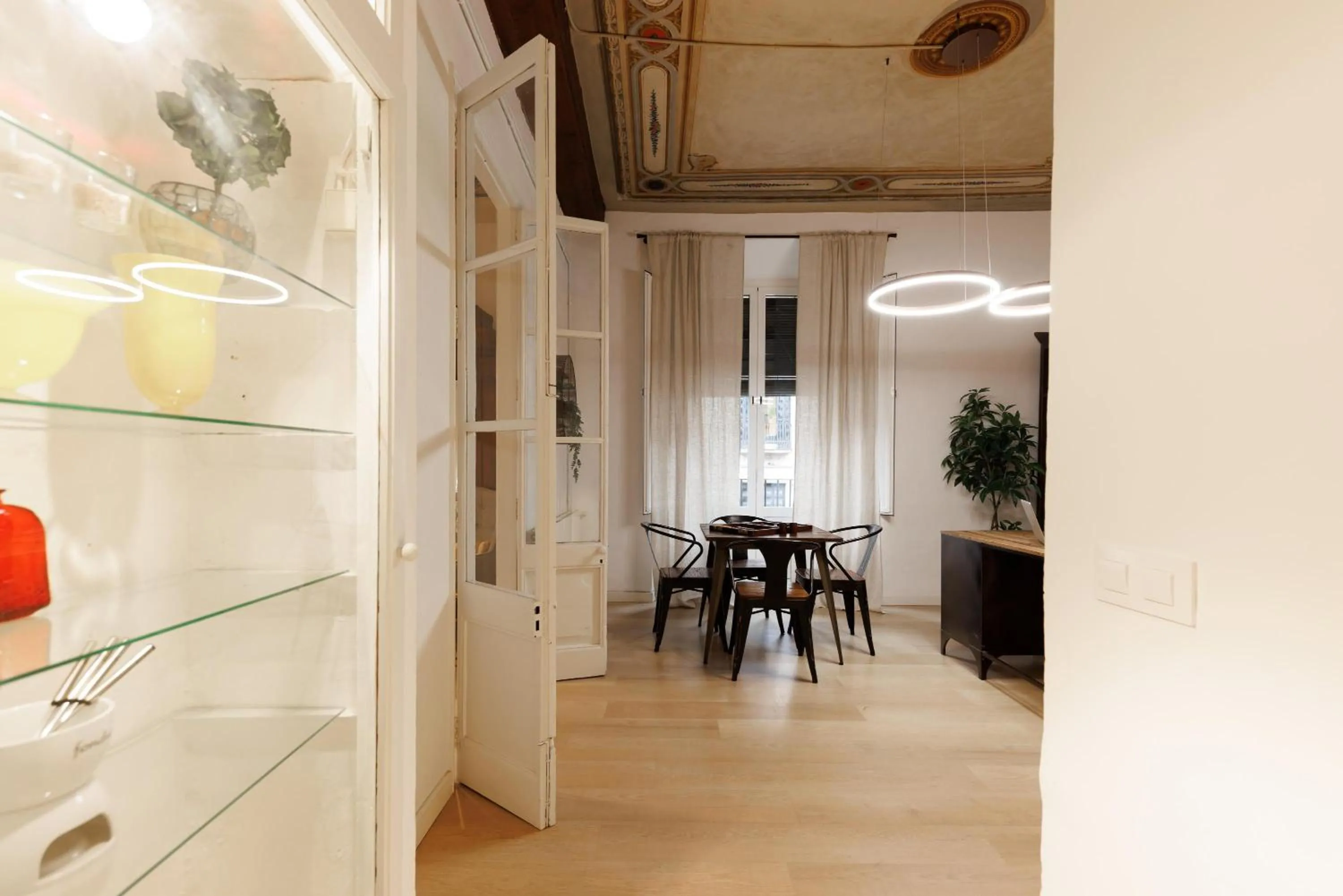Dining area in Bravissimo Plaça del Vi, Authentic Historic Apartment