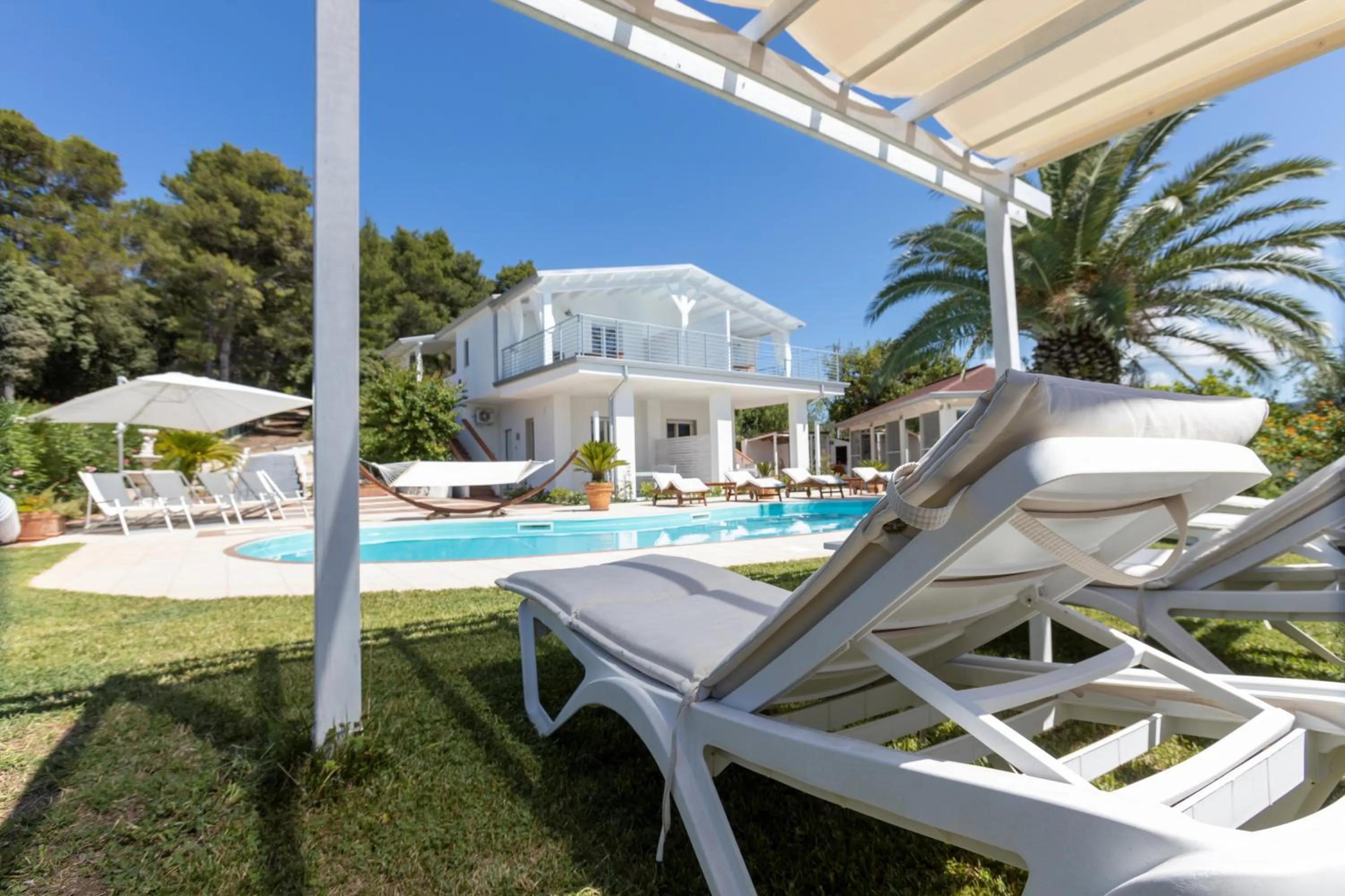 Swimming pool in B&B White House