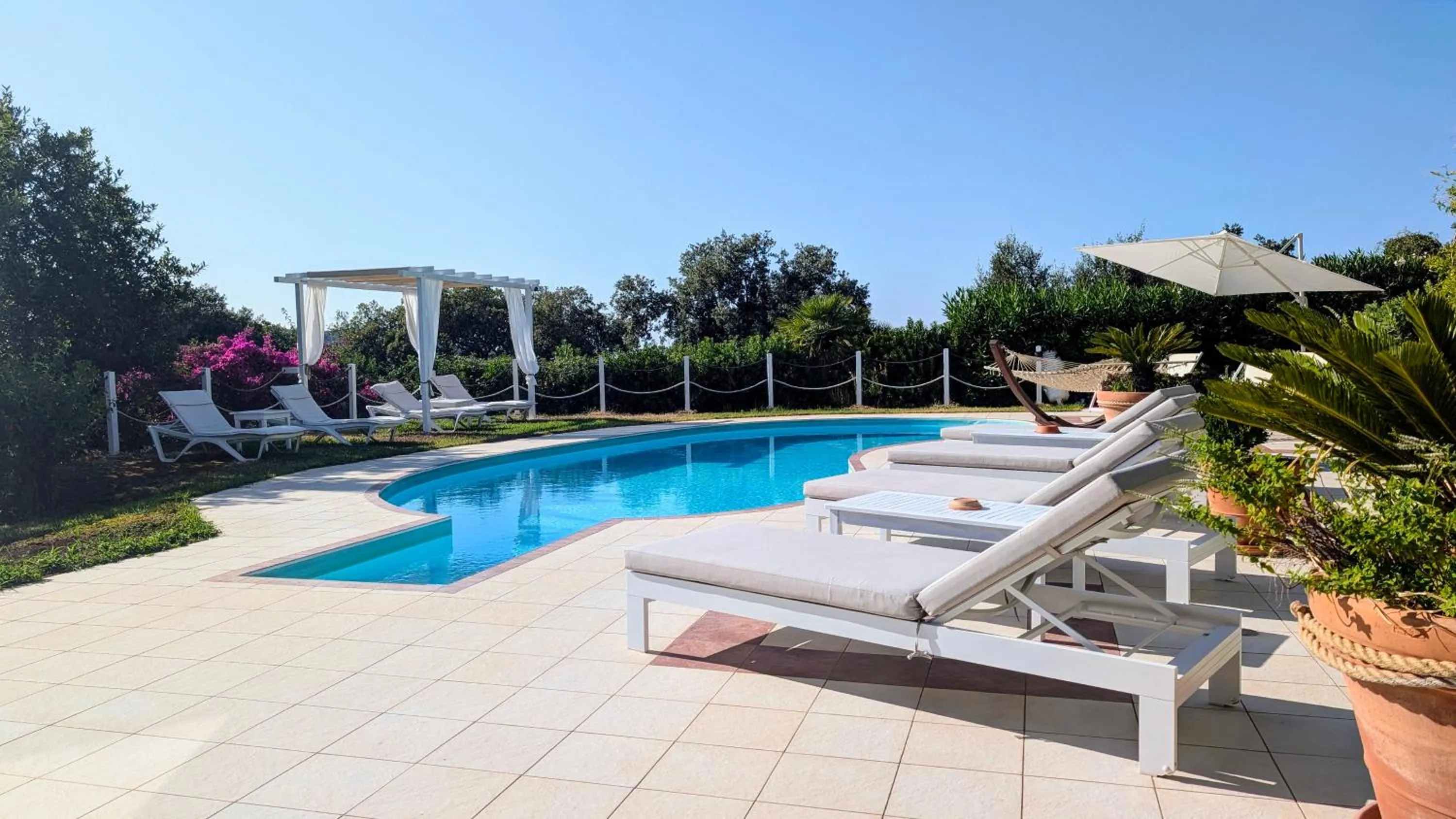 Swimming pool in B&B White House
