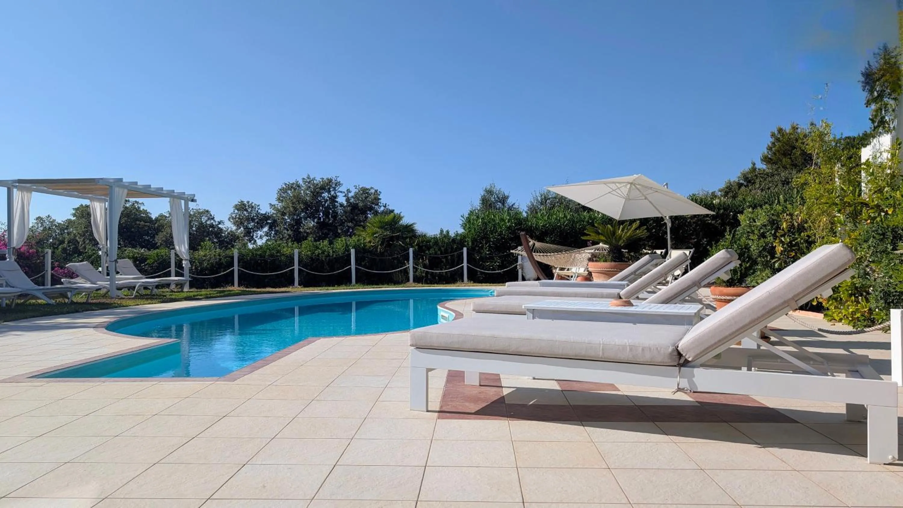 Swimming pool in B&B White House