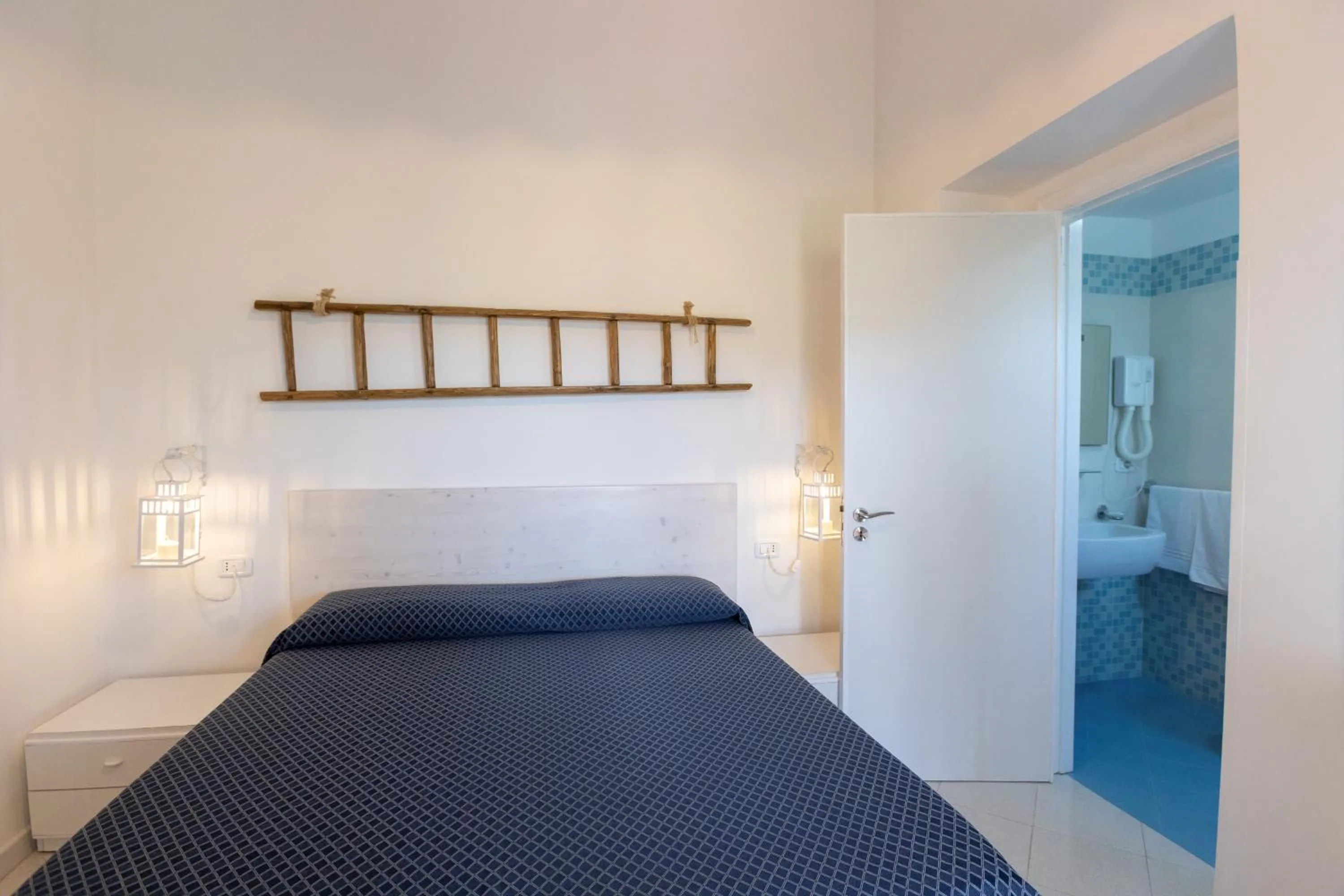 Photo of the whole room, Bed in B&B White House