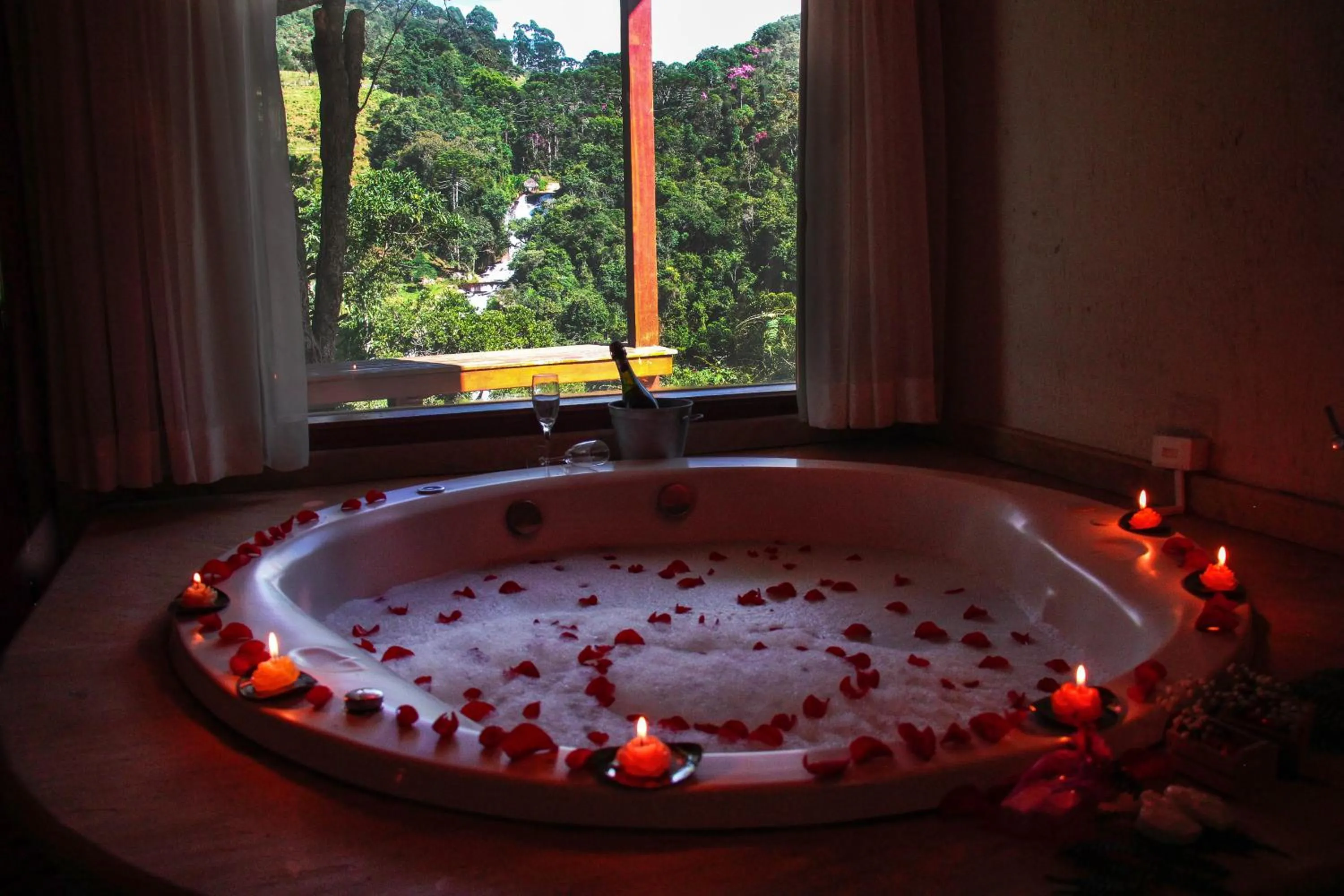 Hot Tub in Pousada Espelho Dagua