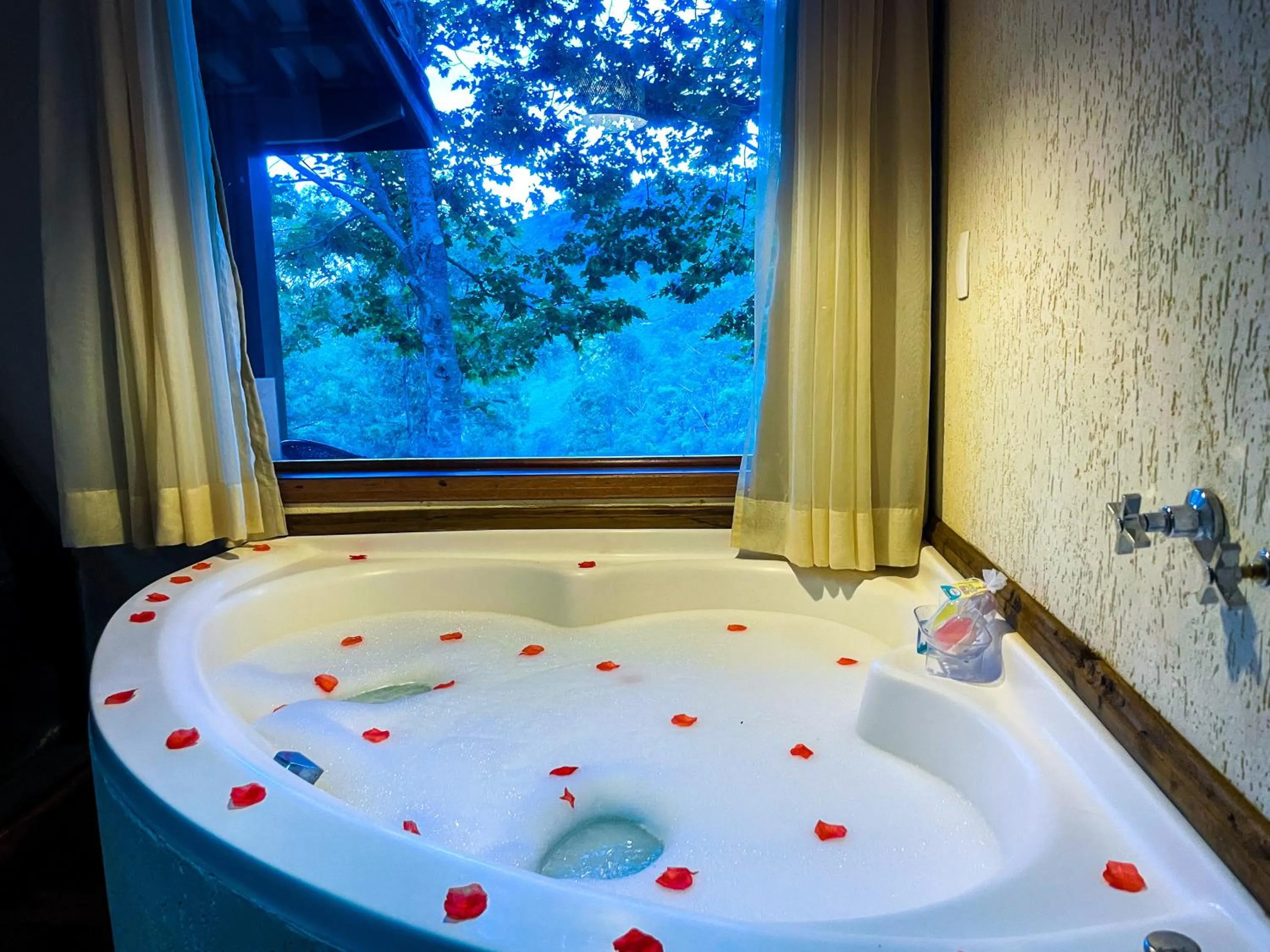 Hot Tub in Pousada Espelho Dagua