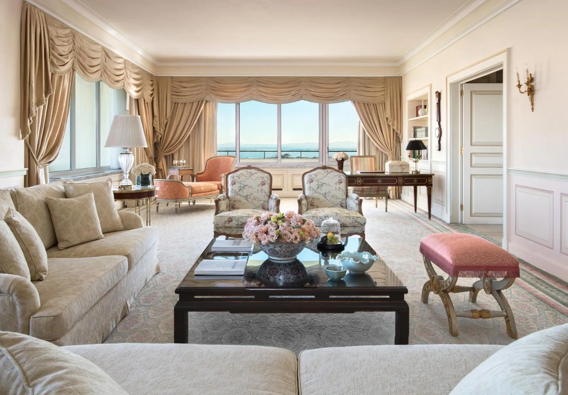 Living room in Four Seasons Hotel Ritz Lisbon