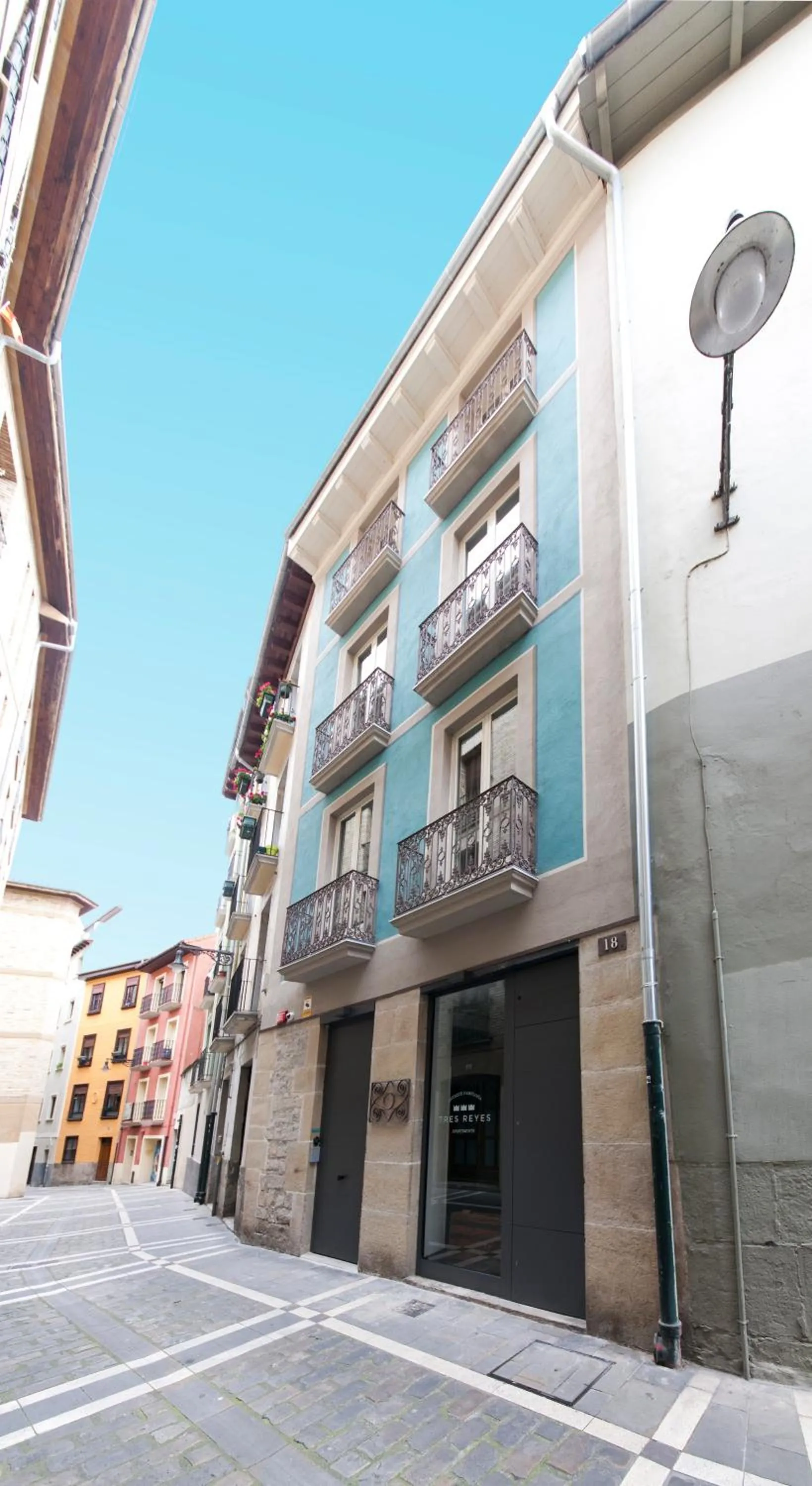 Antique Pamplona Tres Reyes Apartments