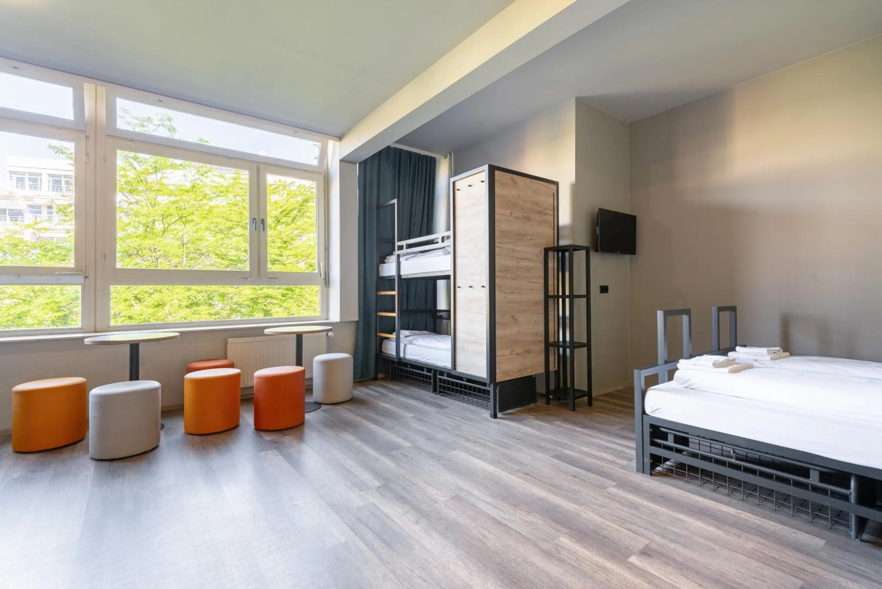 Photo of the whole room, Bed in a&o Frankfurt Galluswarte