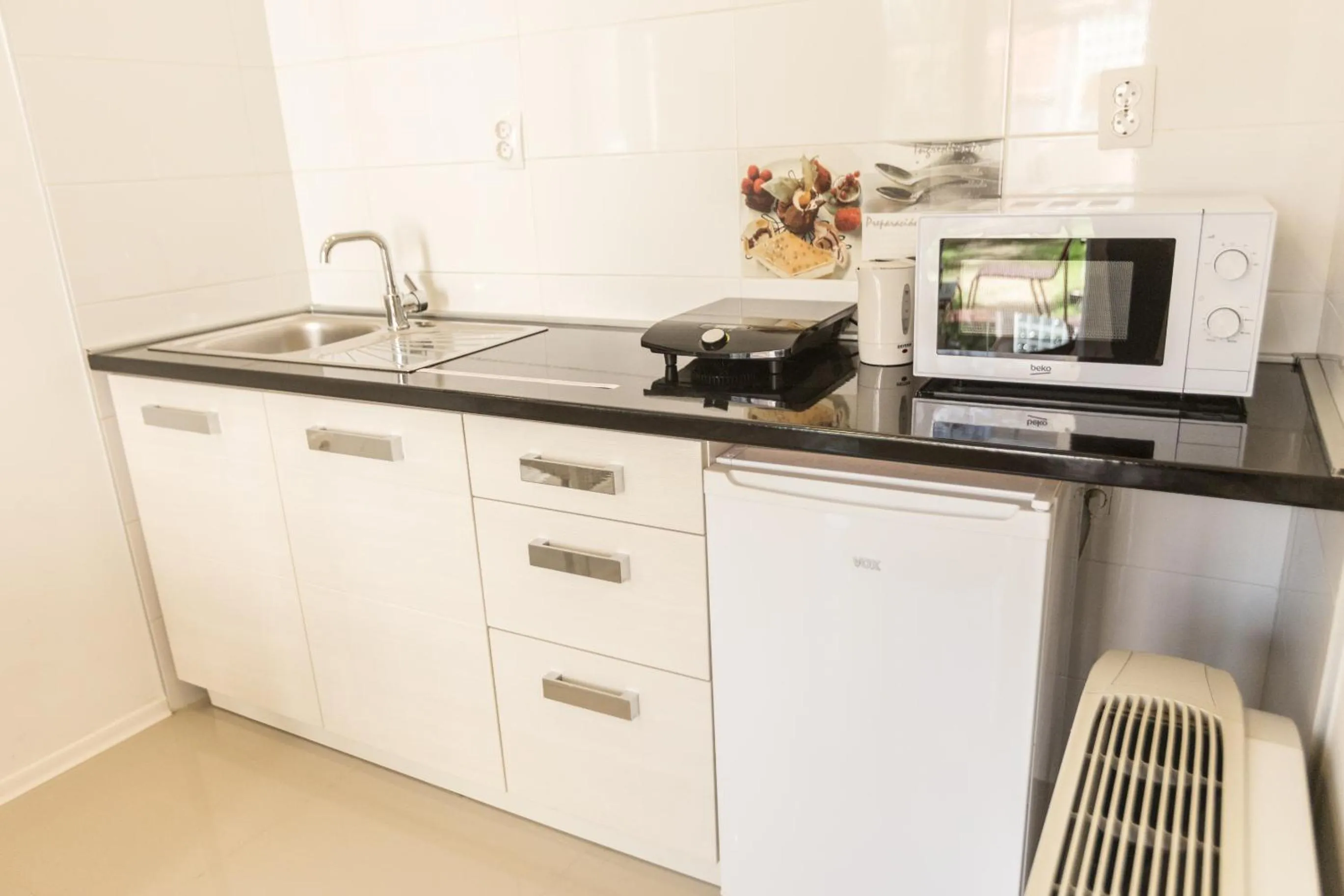 Kitchen or kitchenette in Aloha Apartments with pool