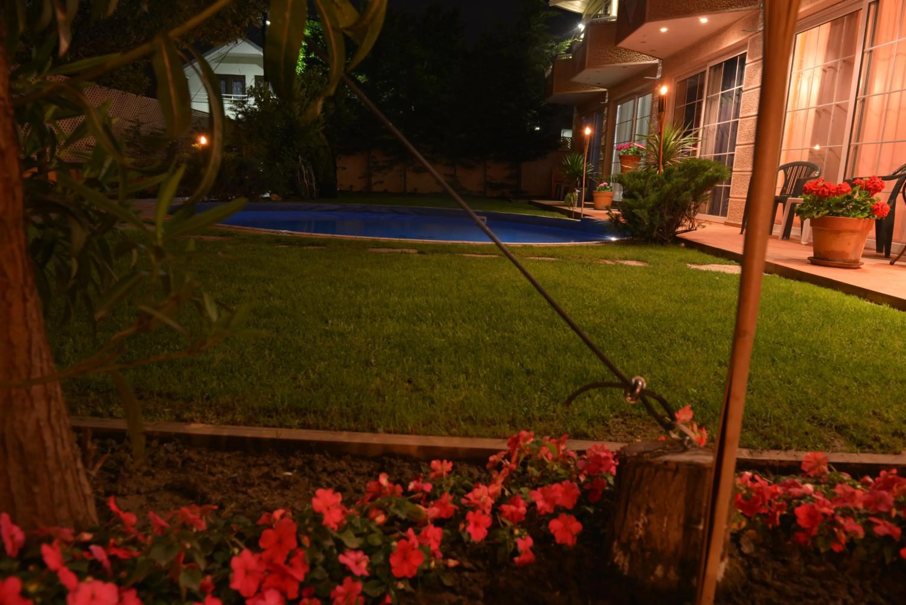 Garden in Aloha Apartments with pool