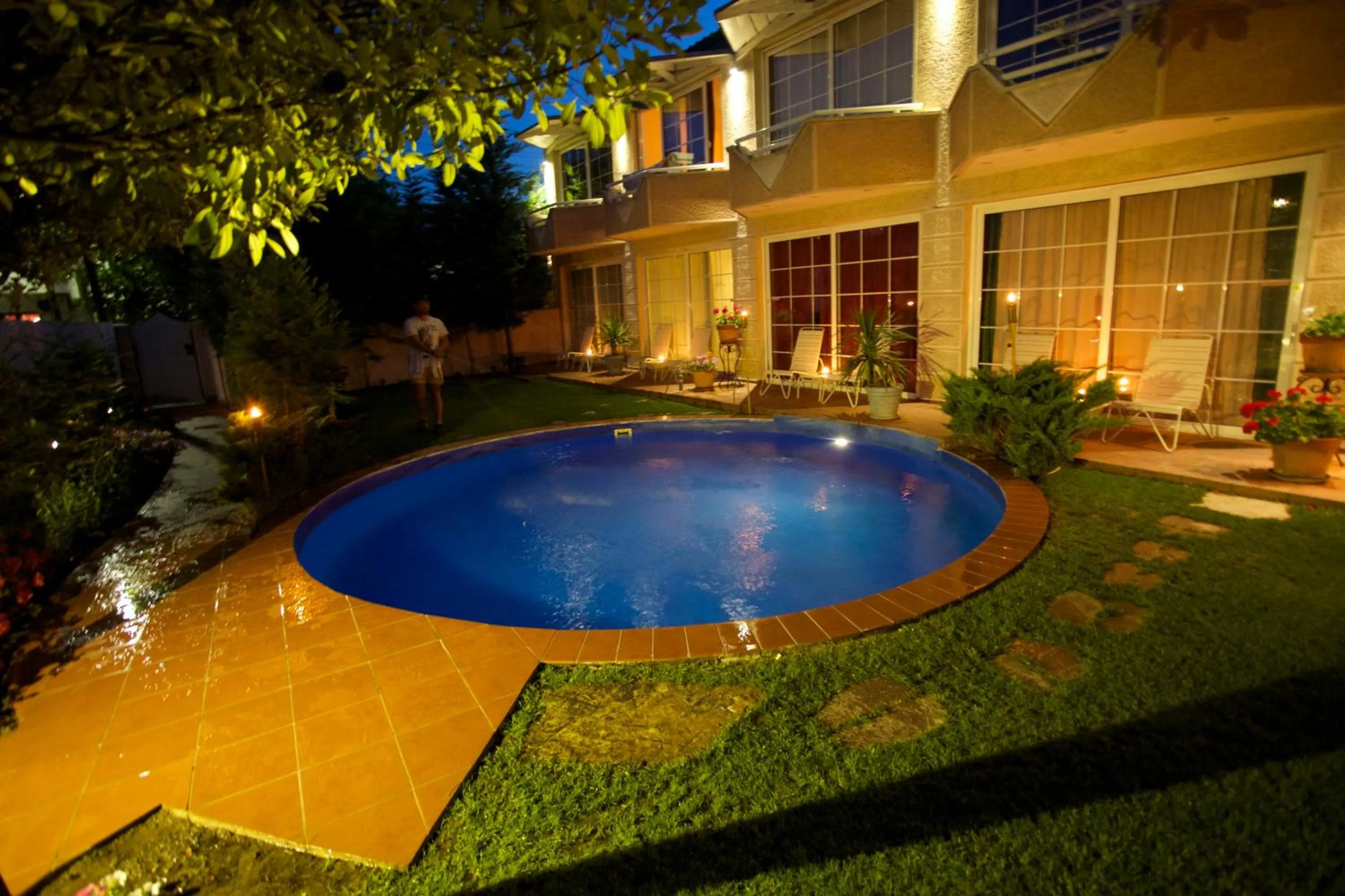 Garden in Aloha Apartments with pool