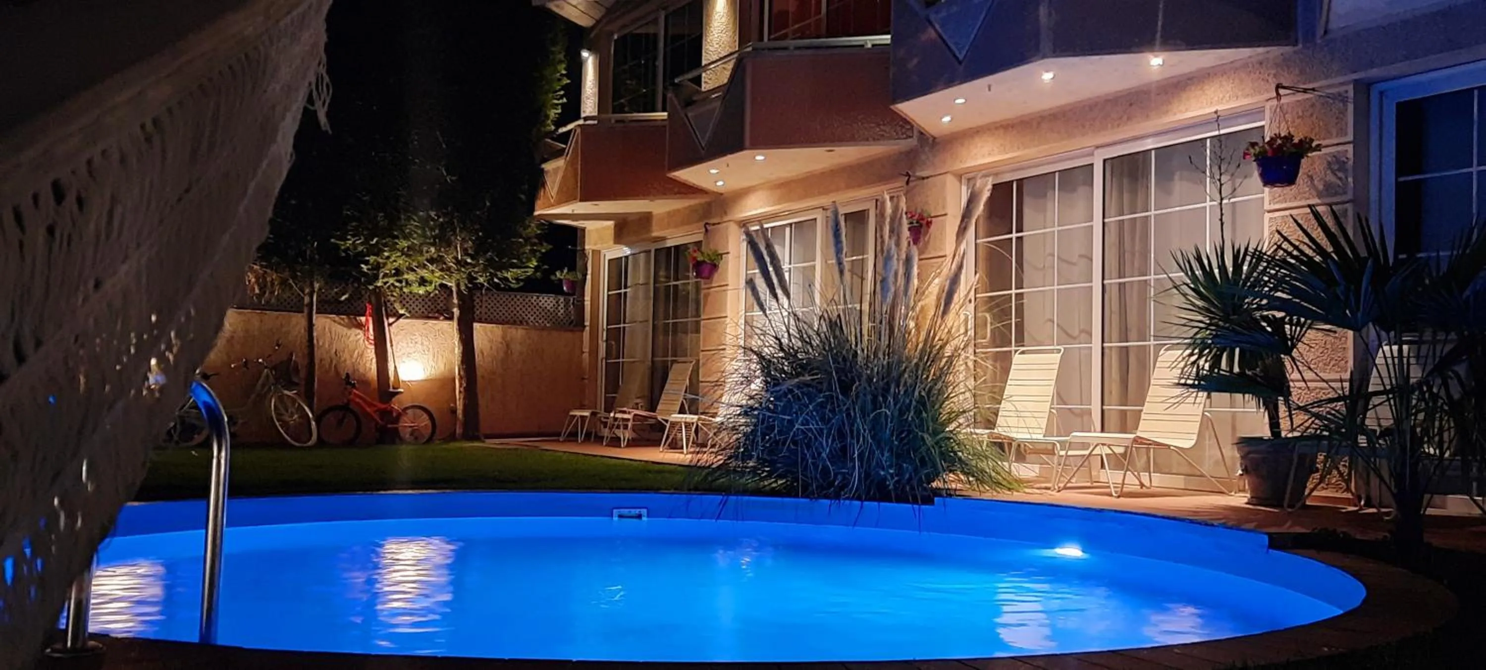 Swimming pool in Aloha Apartments with pool