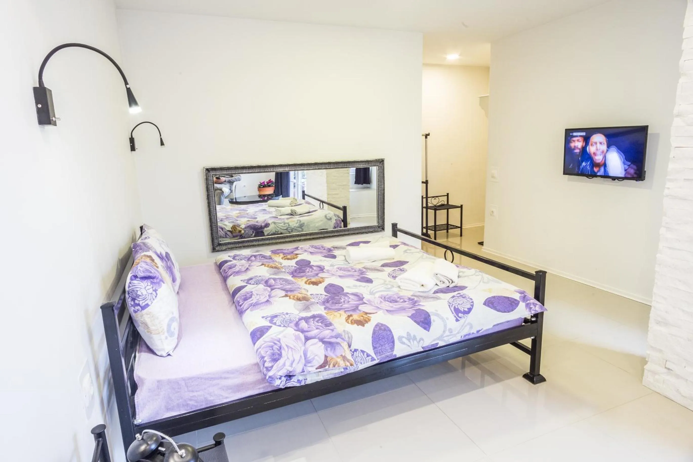 Photo of the whole room, Bed in Aloha Apartments with pool