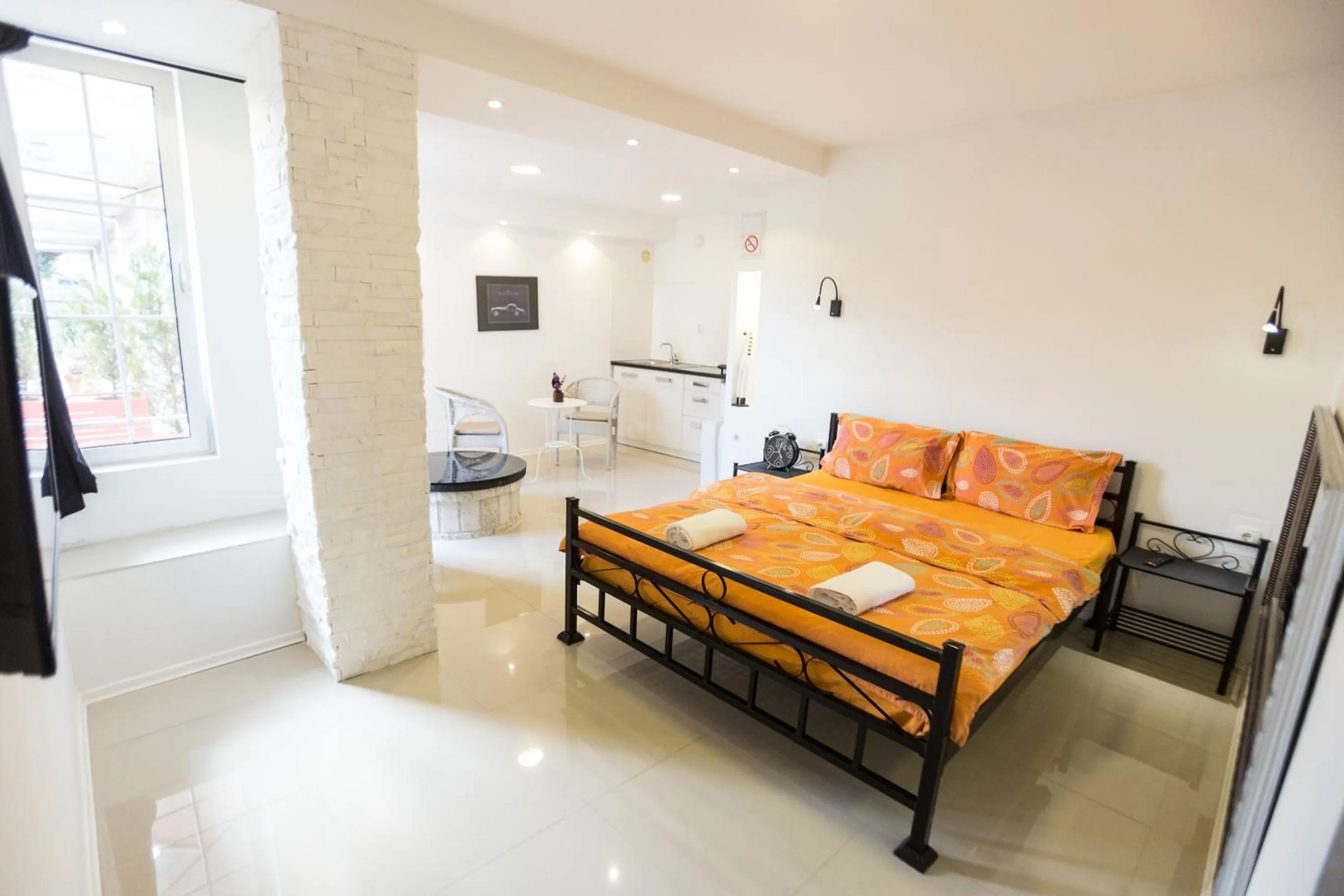 Bedroom, Bed in Aloha Apartments with pool