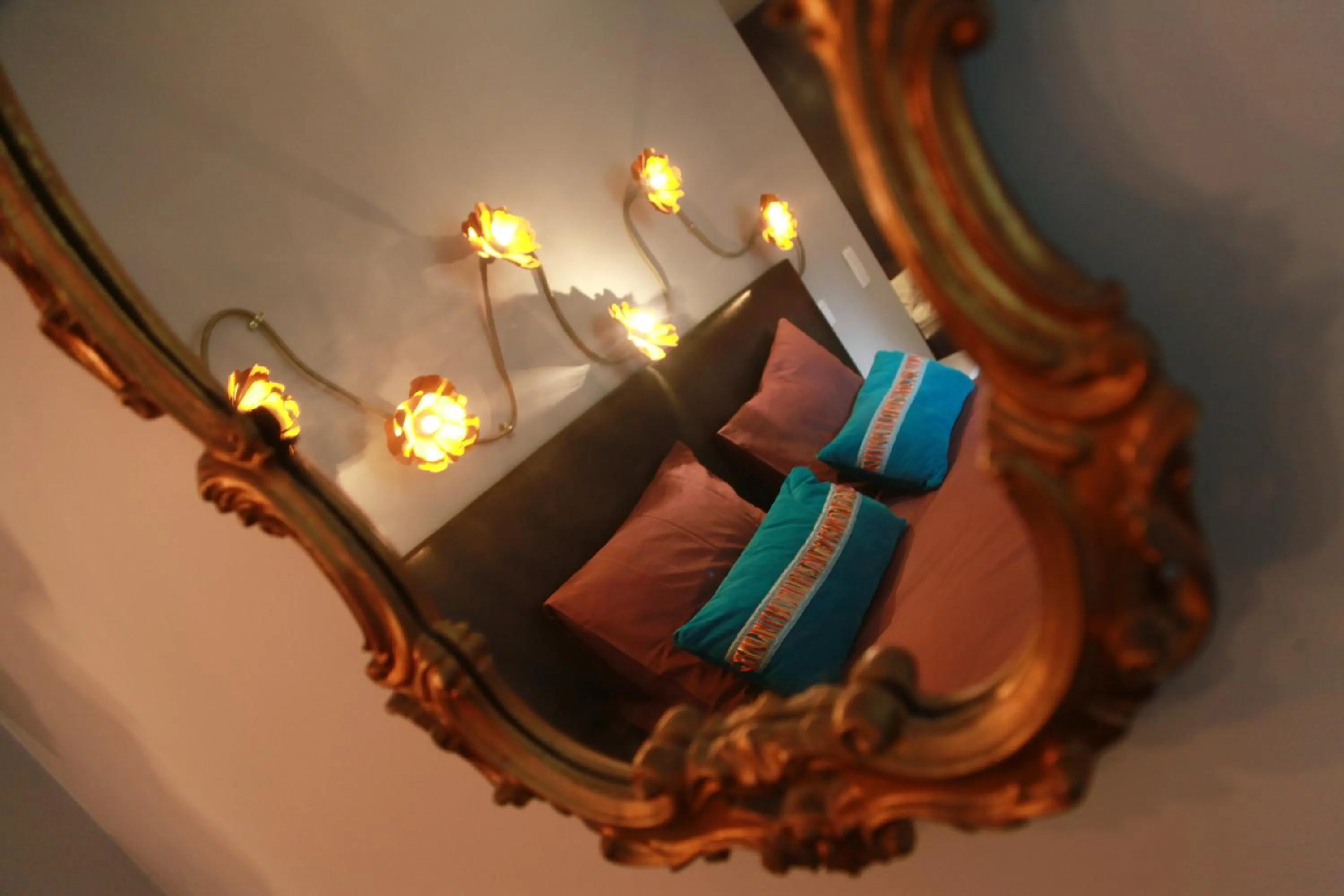 Decorative detail, Bed in B&B Les Oiseaux de Passage