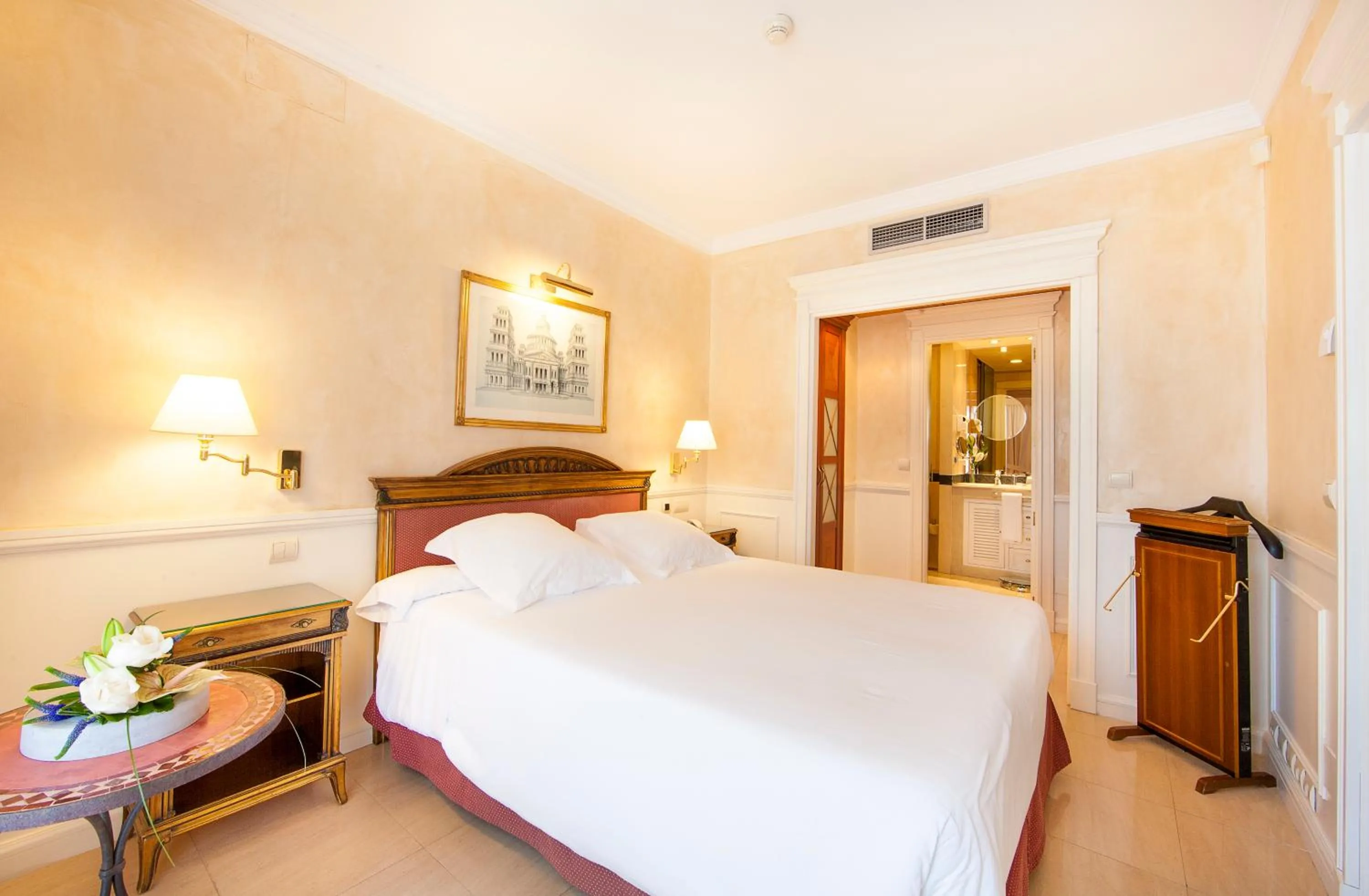 Photo of the whole room, Bed in Apartamentos Guadalpin Boutique