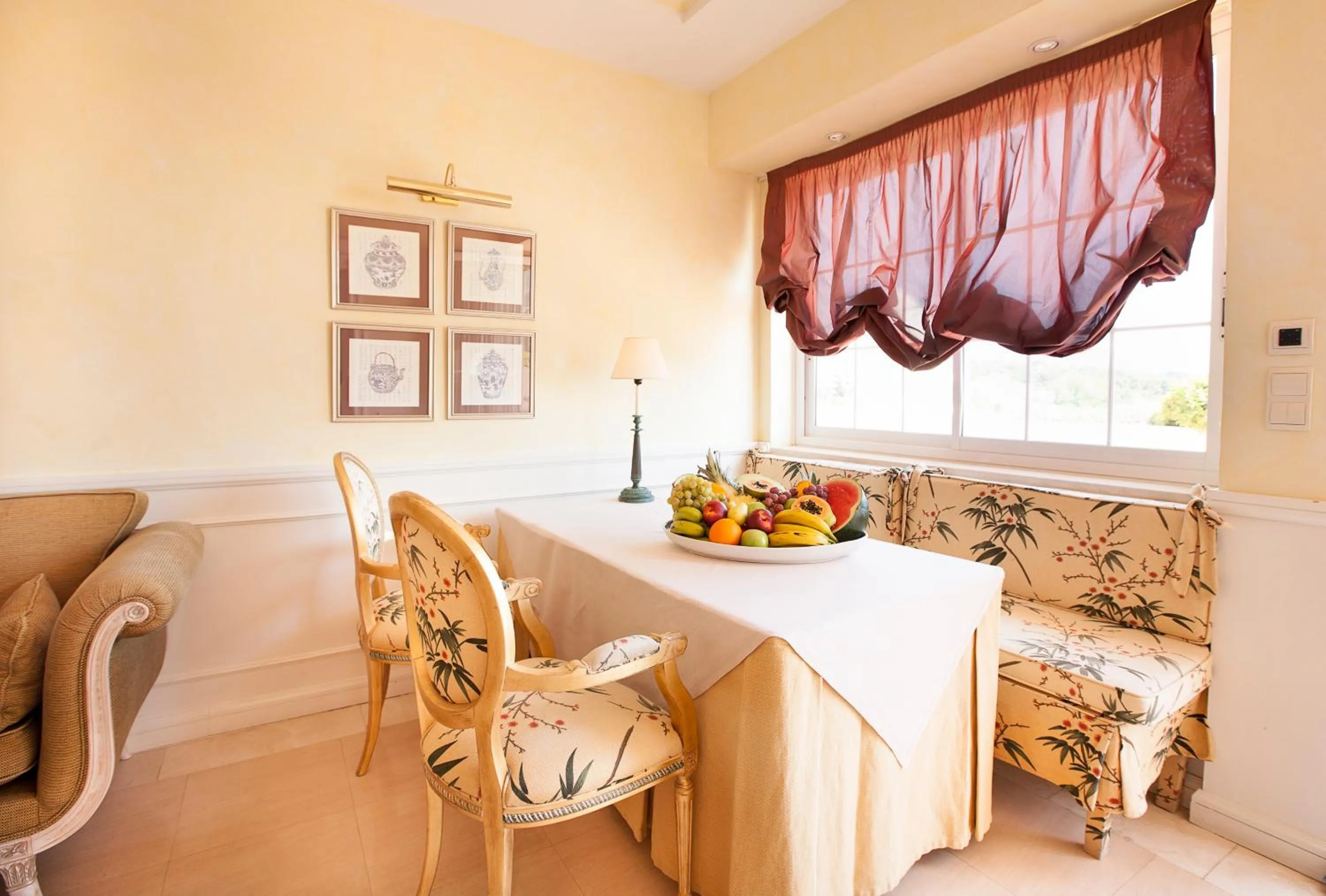 Dining area in Apartamentos Guadalpin Boutique
