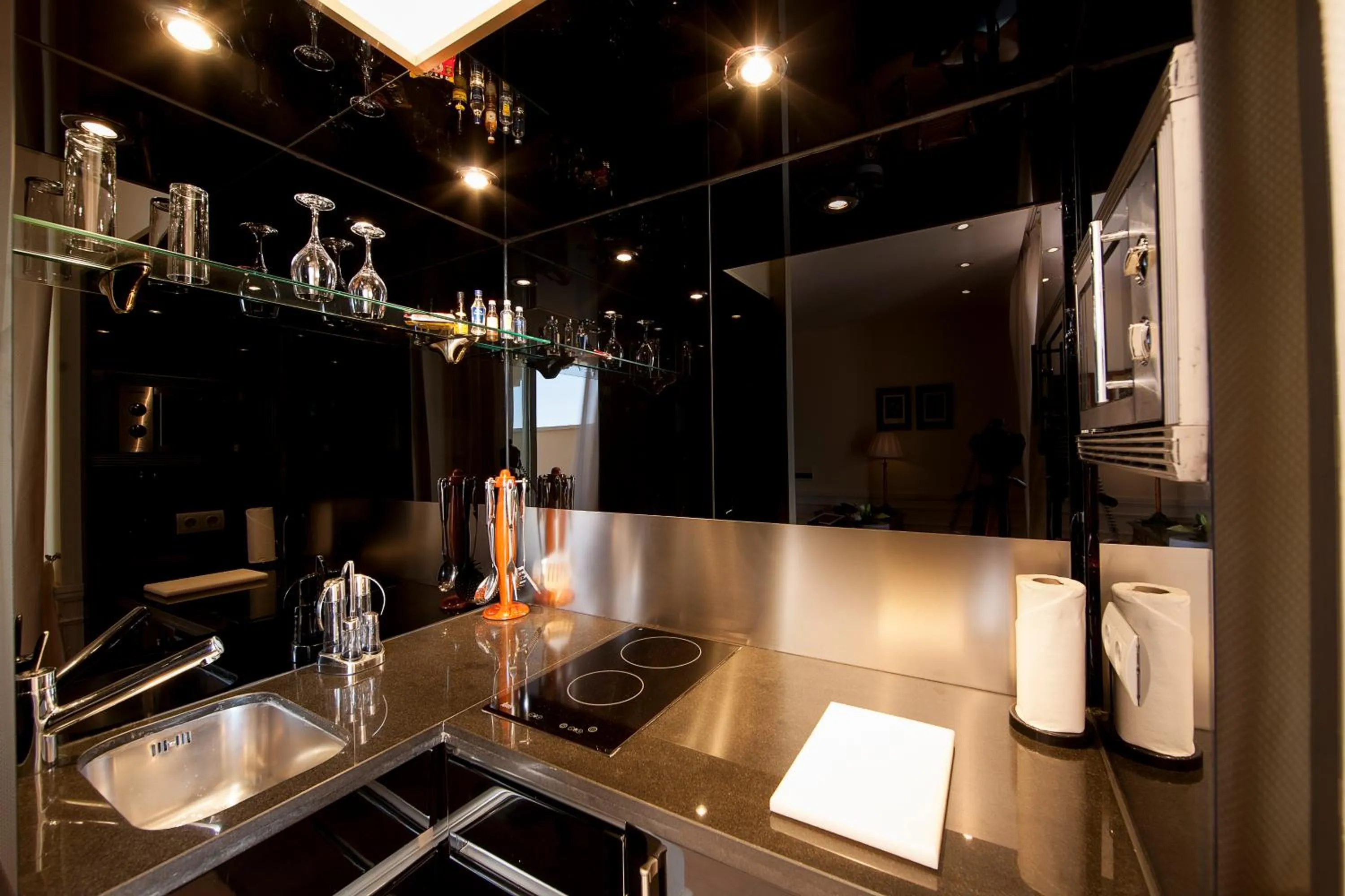 Kitchen or kitchenette in Apartamentos Guadalpin Boutique