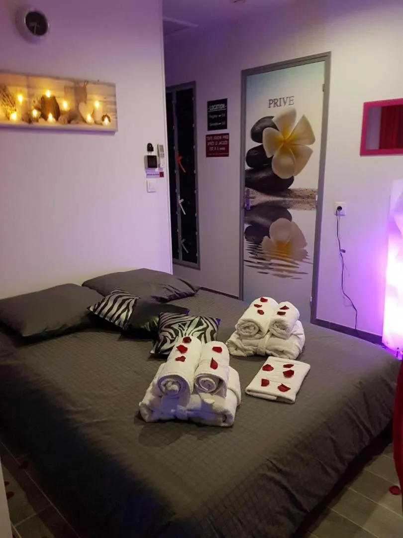 Bedroom, Bed in Chambre d'hôtes source de la St Baume