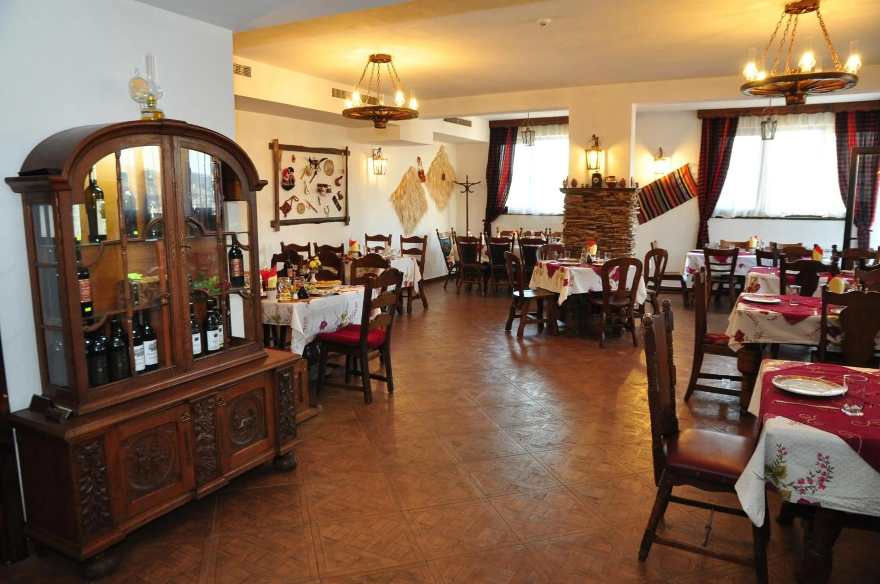Restaurant/places to eat in Family Hotel Emaly 2