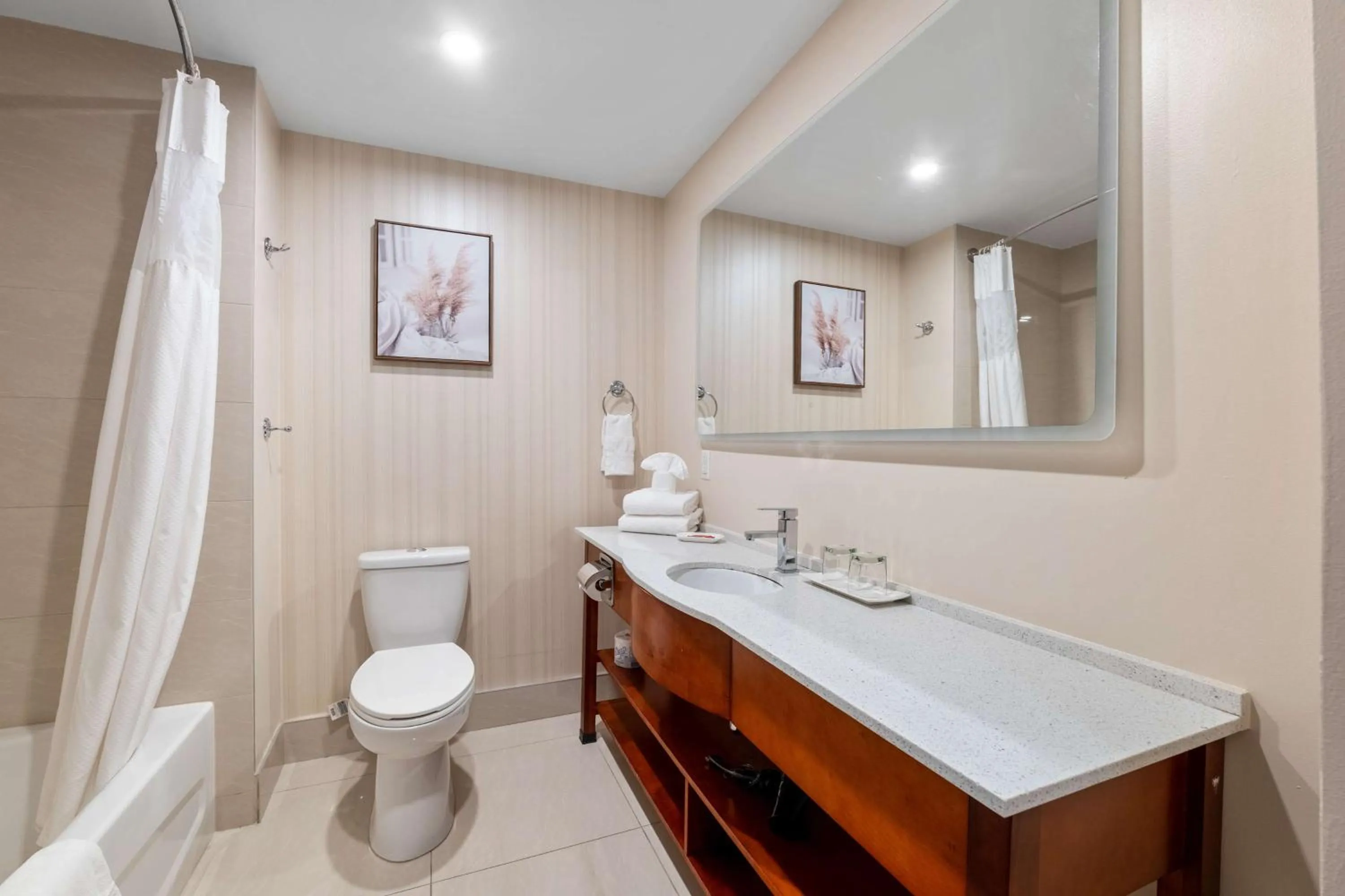 Bathroom in Hotel Montreal Metropolitan, BW Signature Collection