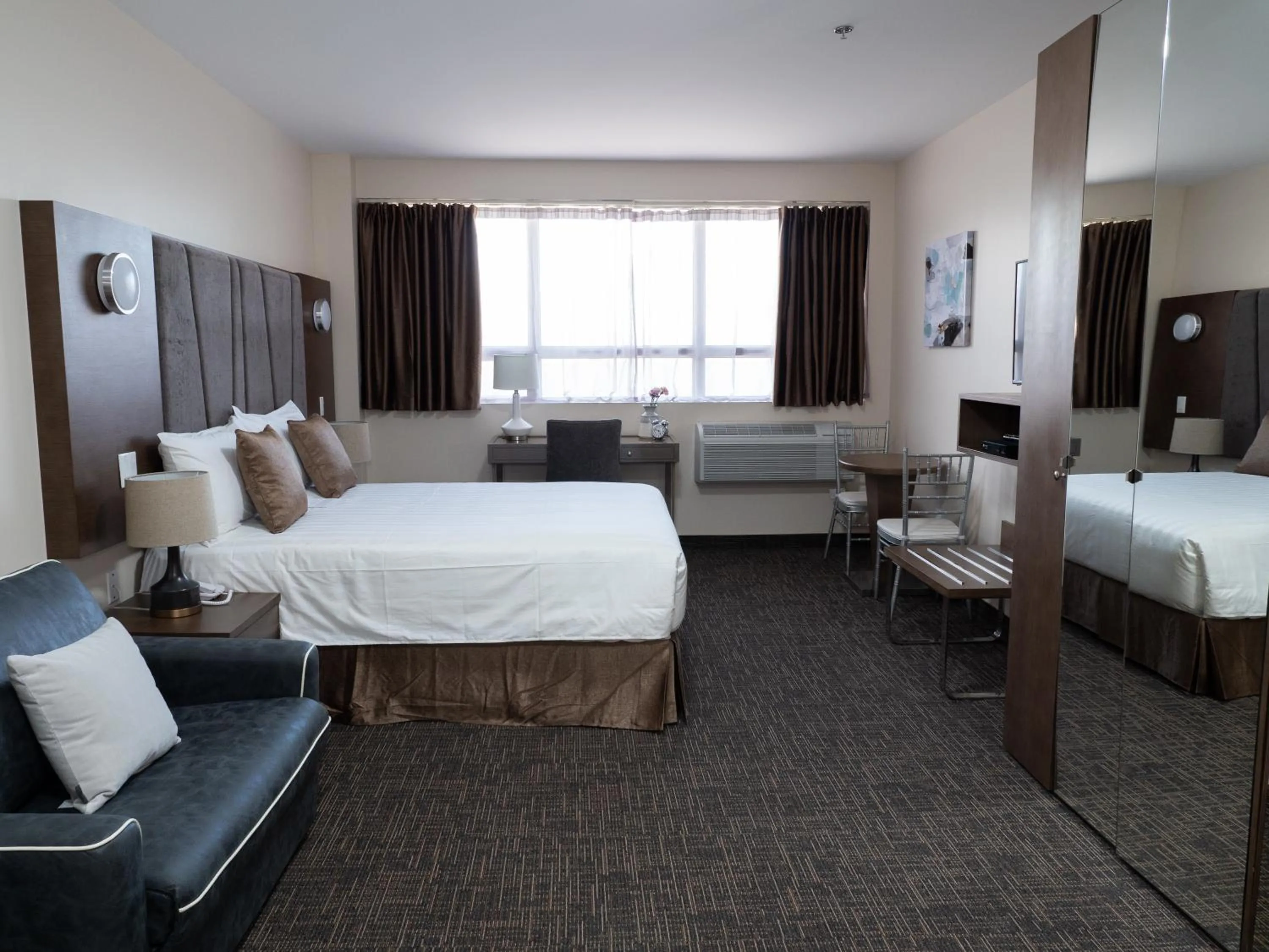 Photo of the whole room, Bed in Hotel Montreal Metropolitan, BW Signature Collection